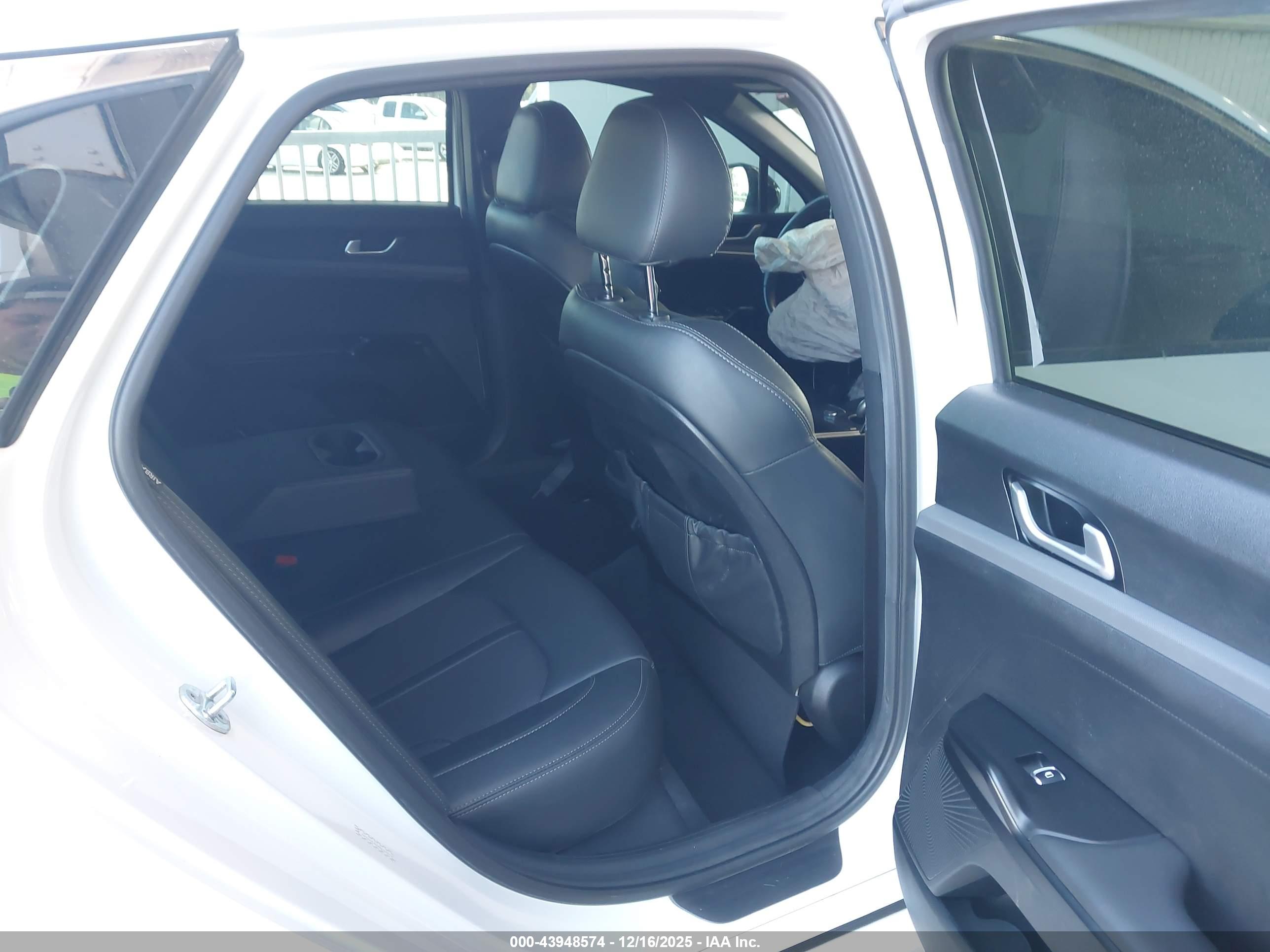 KIA K5 image 8