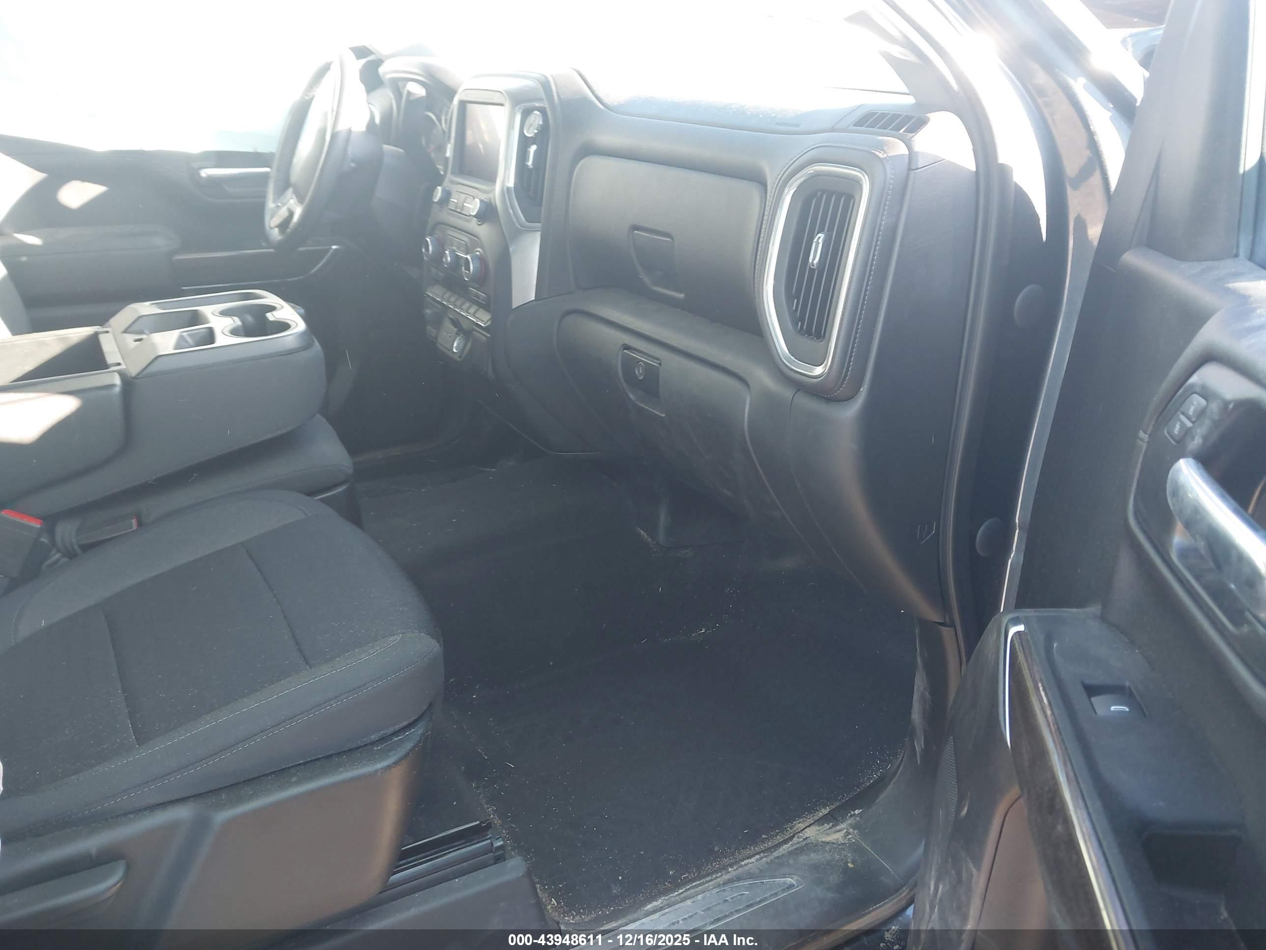 CHEVROLET SILVERADO image 5