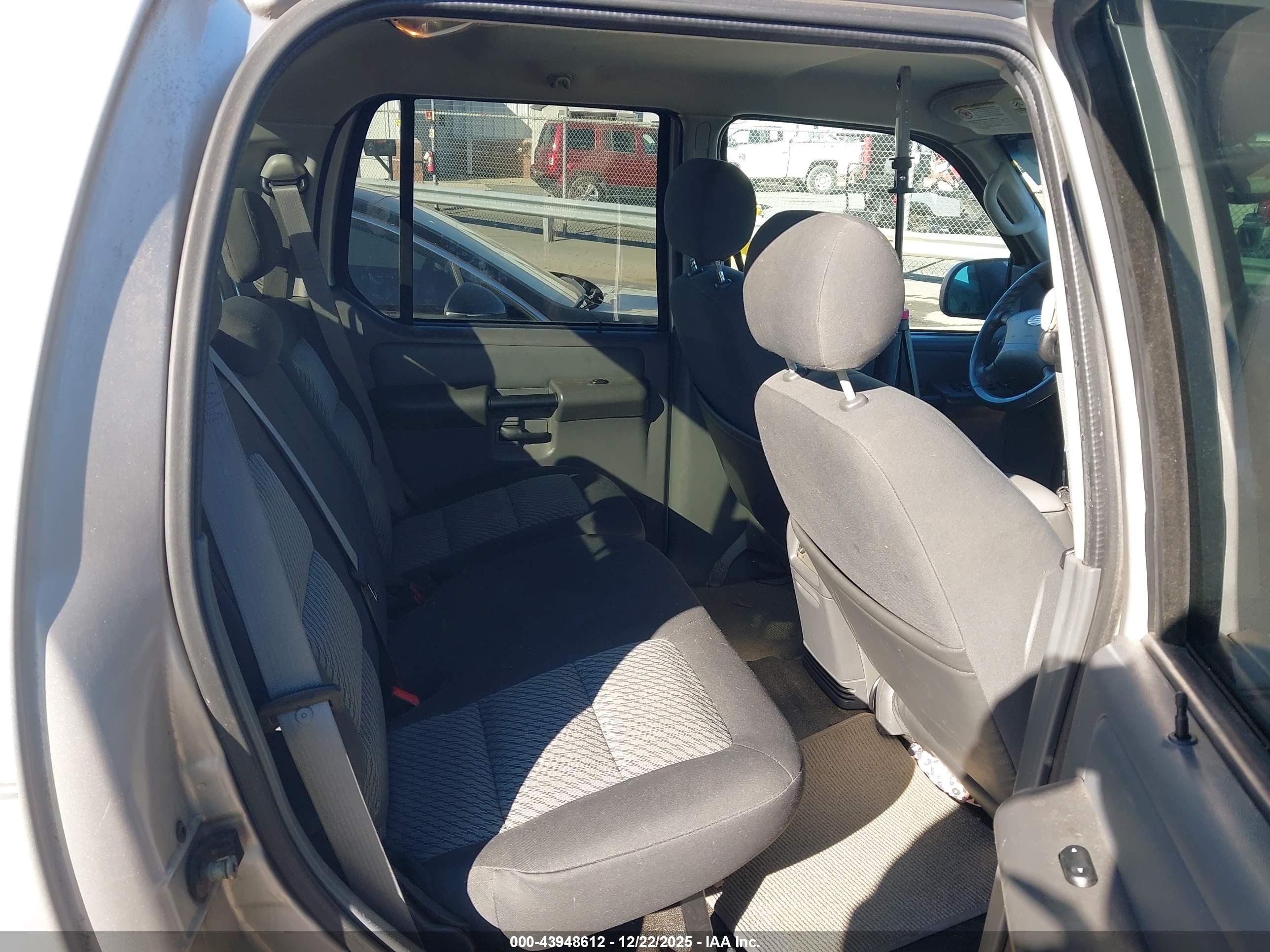 FORD EXPLORER image 8