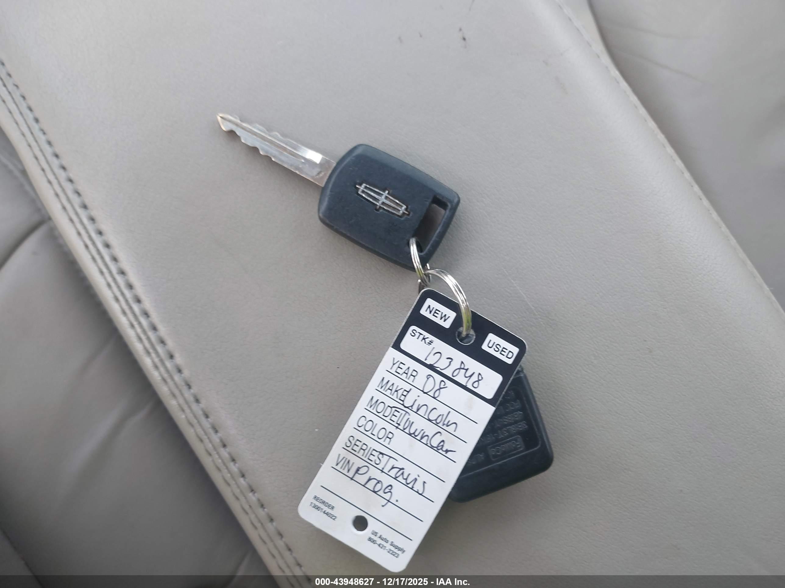 LINCOLN TOWN image 11