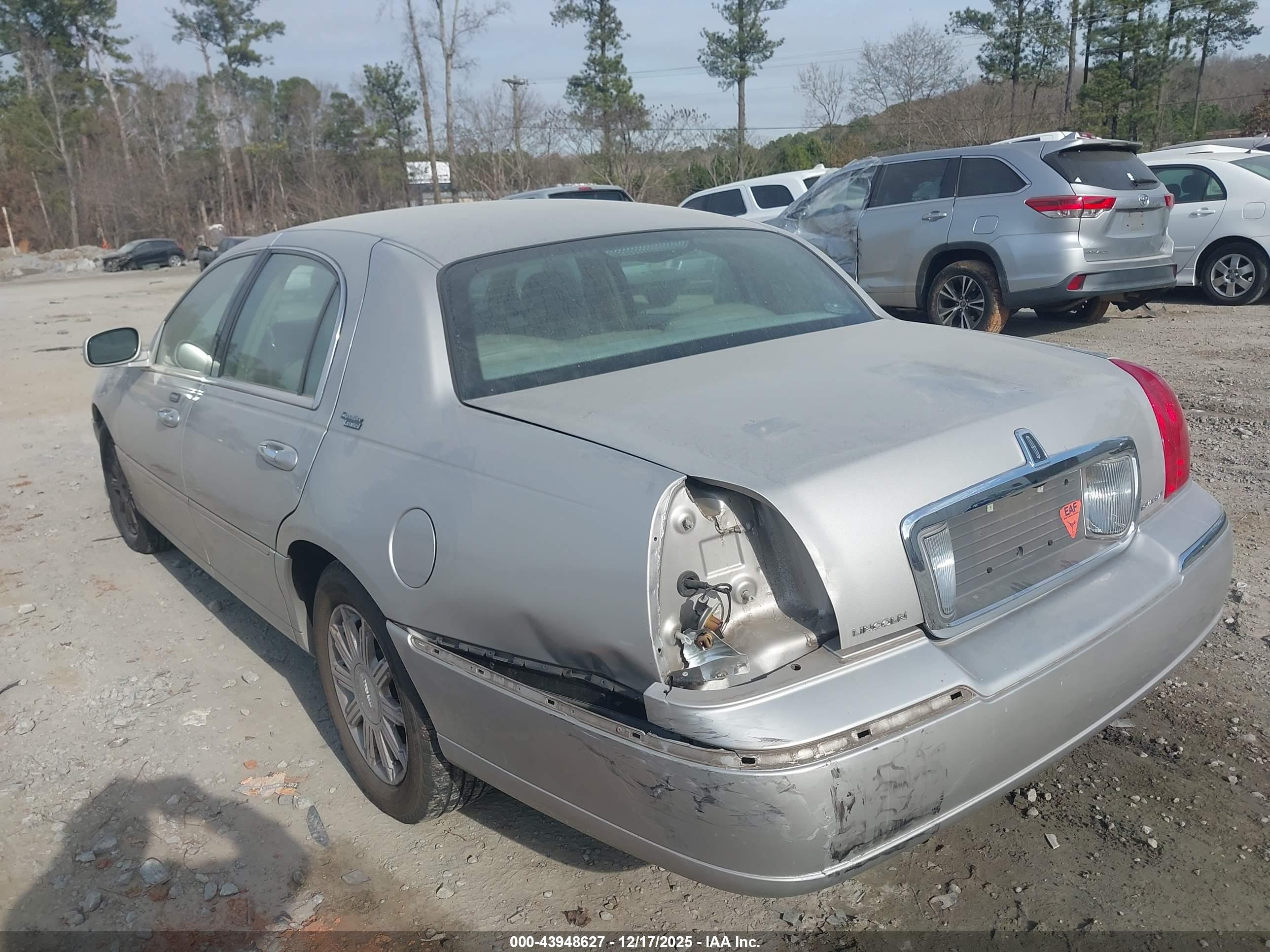 LINCOLN TOWN image 3