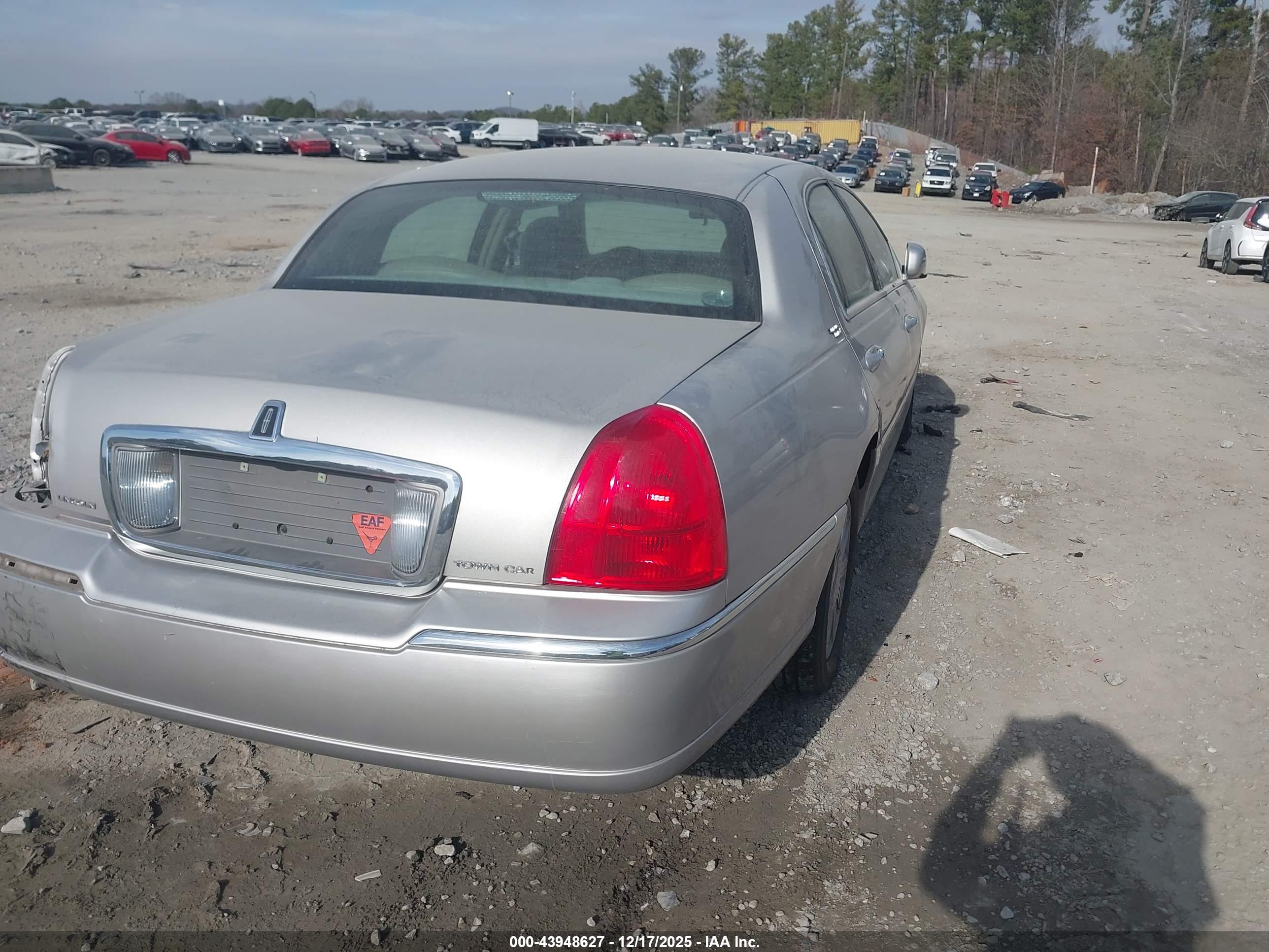 LINCOLN TOWN image 4