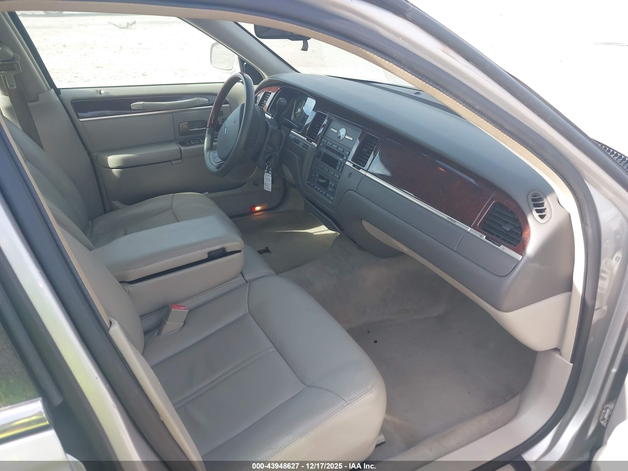 LINCOLN TOWN image 5