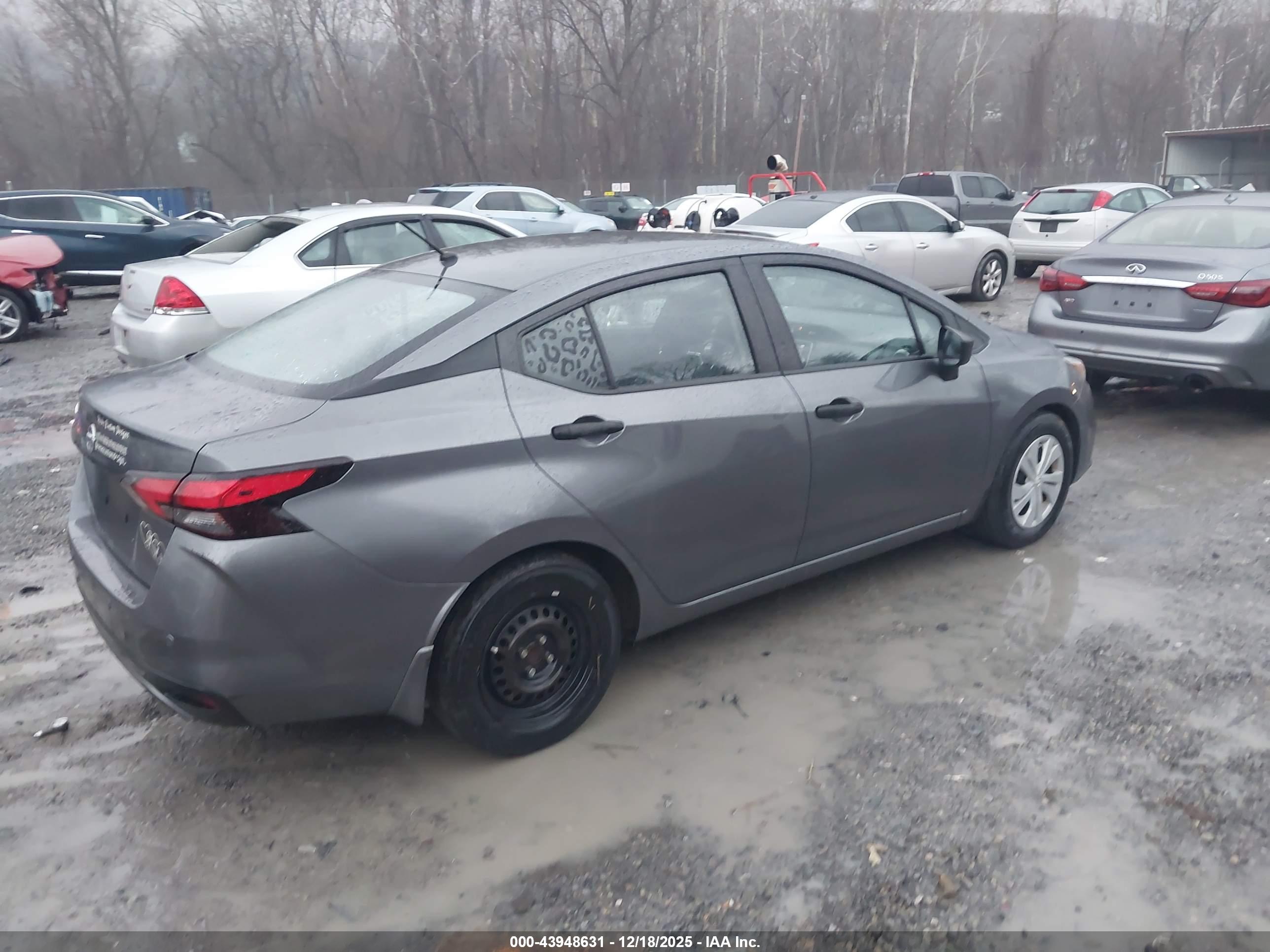 NISSAN VERSA image 4