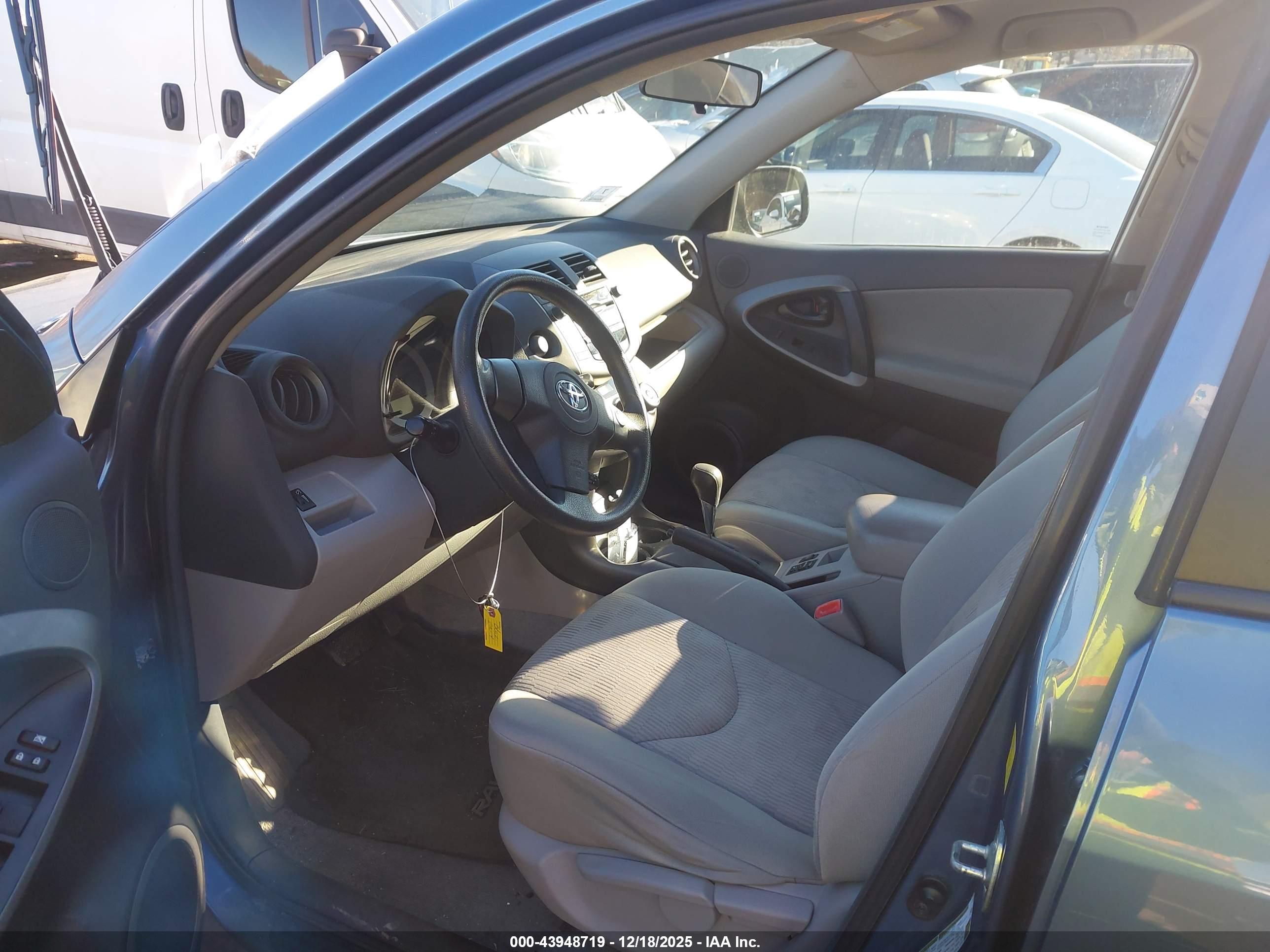 TOYOTA RAV4 image 5