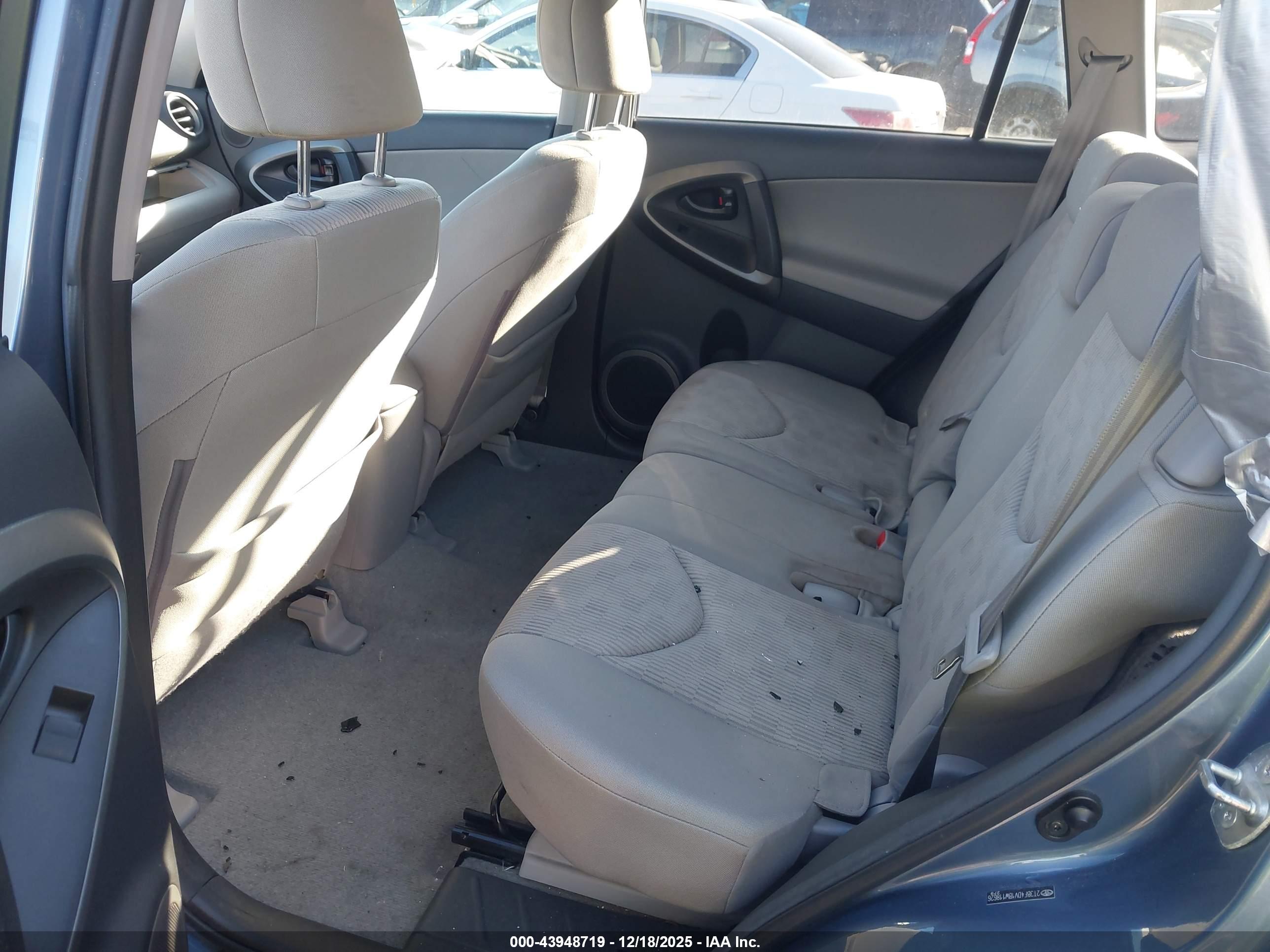 TOYOTA RAV4 image 8