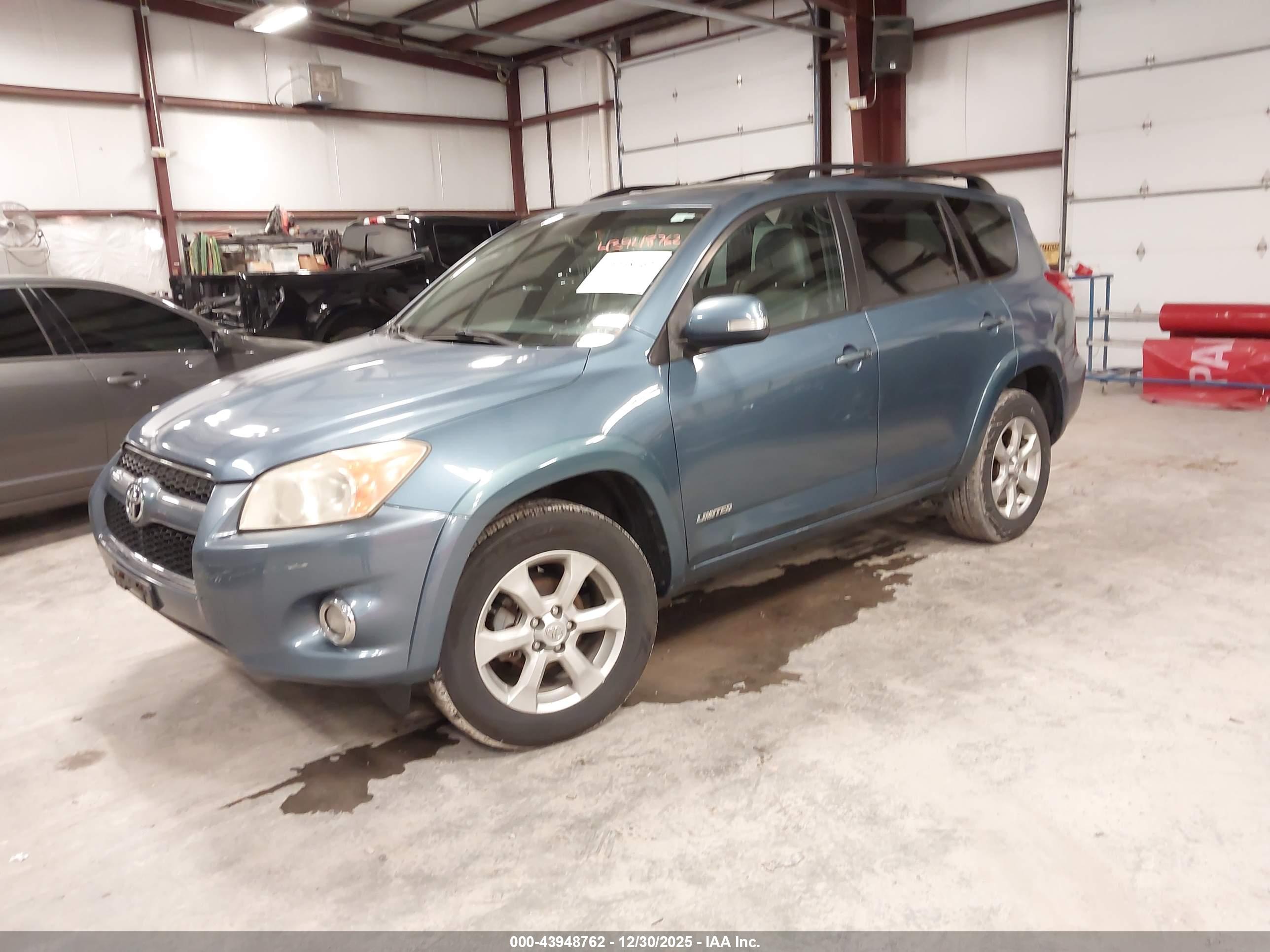 TOYOTA RAV4 image 2