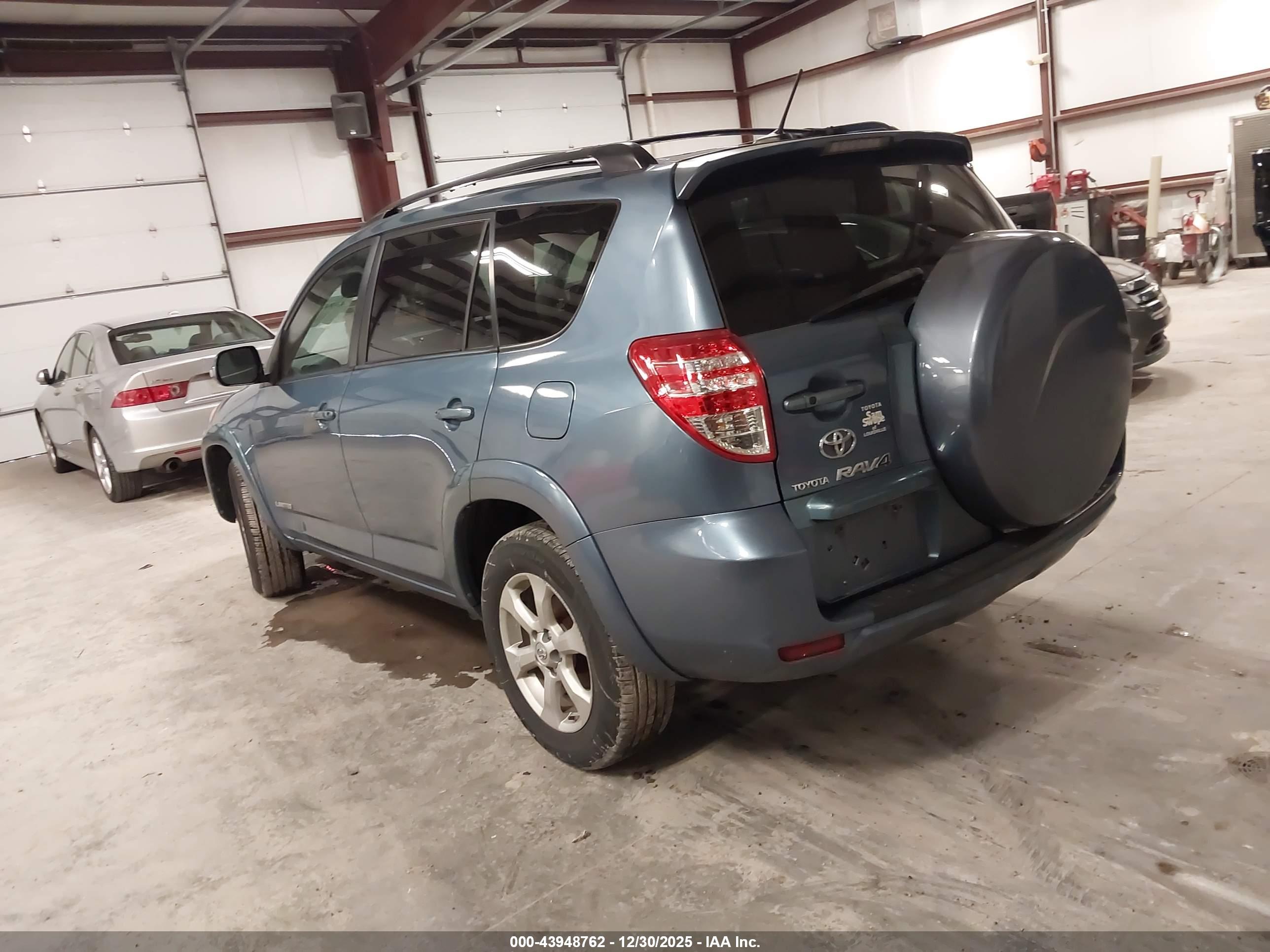 TOYOTA RAV4 image 3