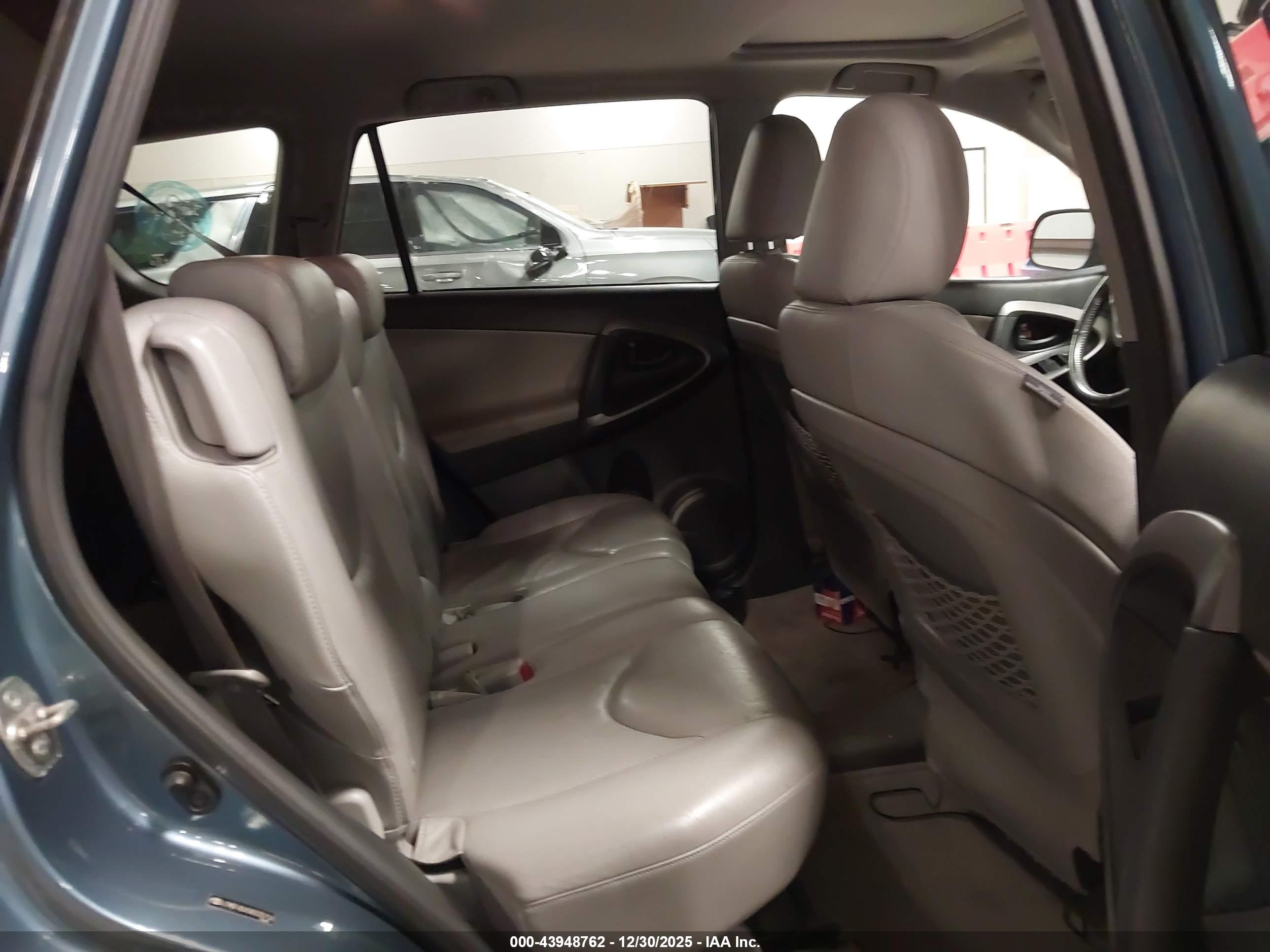 TOYOTA RAV4 image 8
