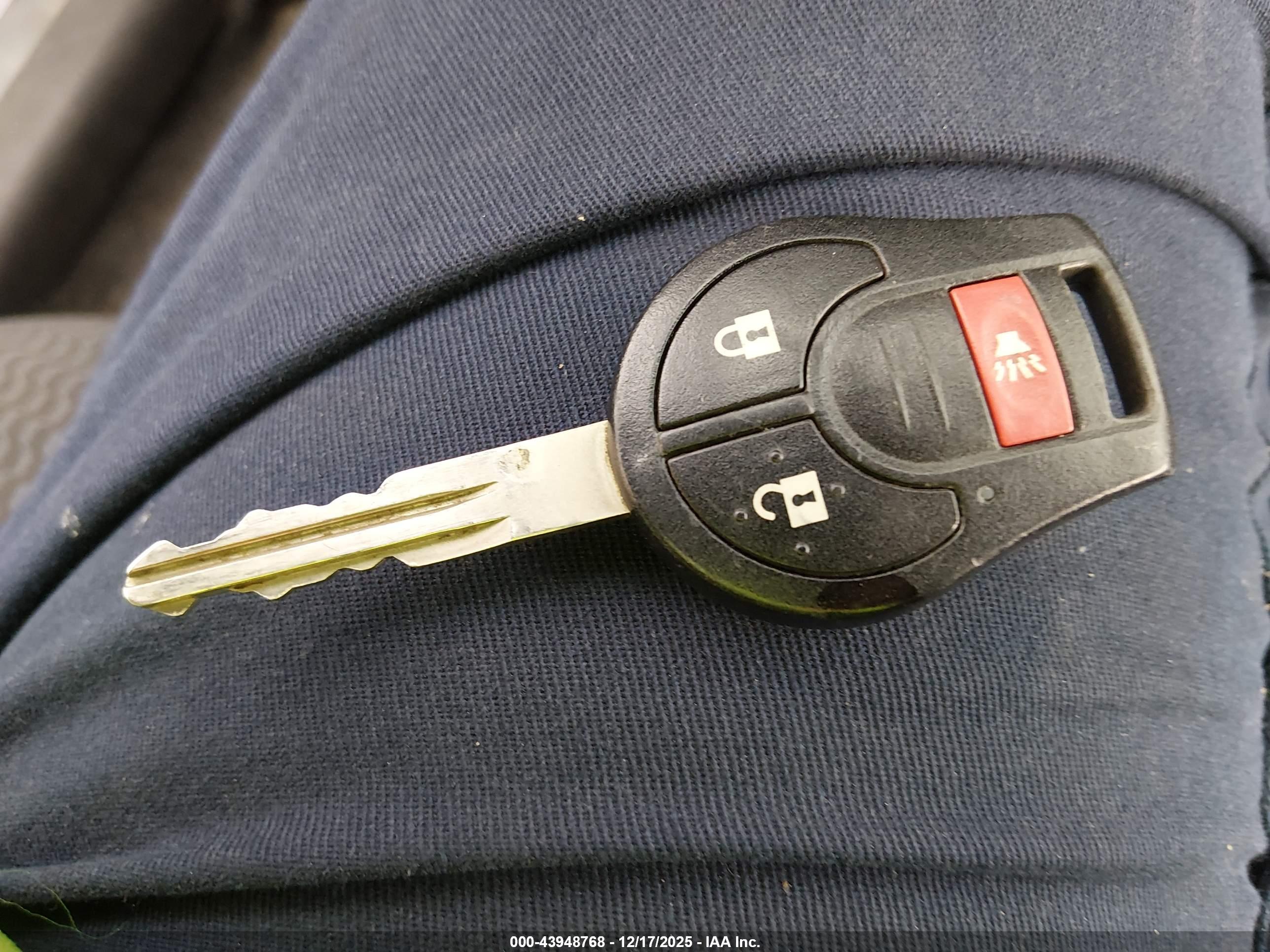 NISSAN VERSA image 11