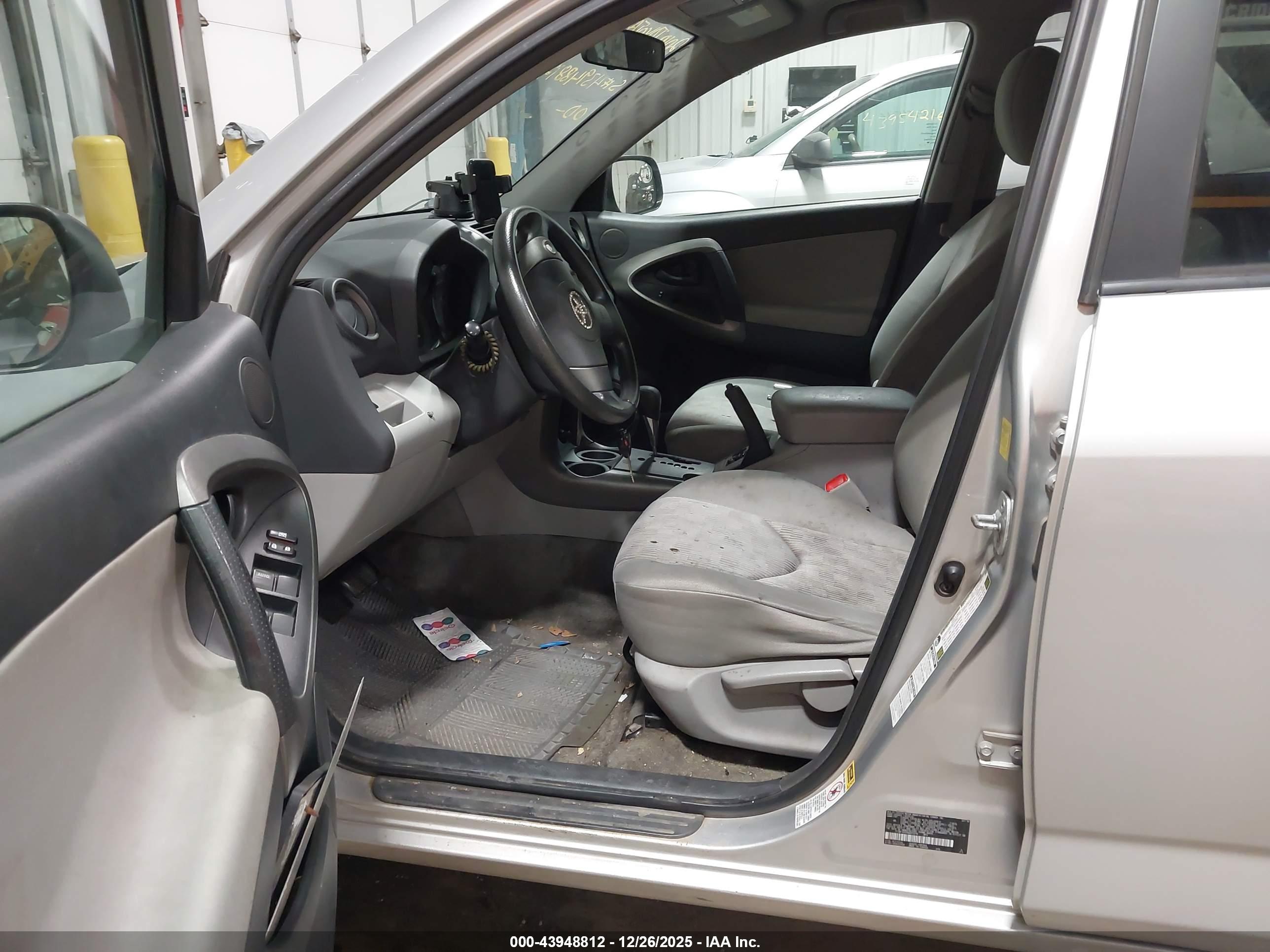TOYOTA RAV4 image 5