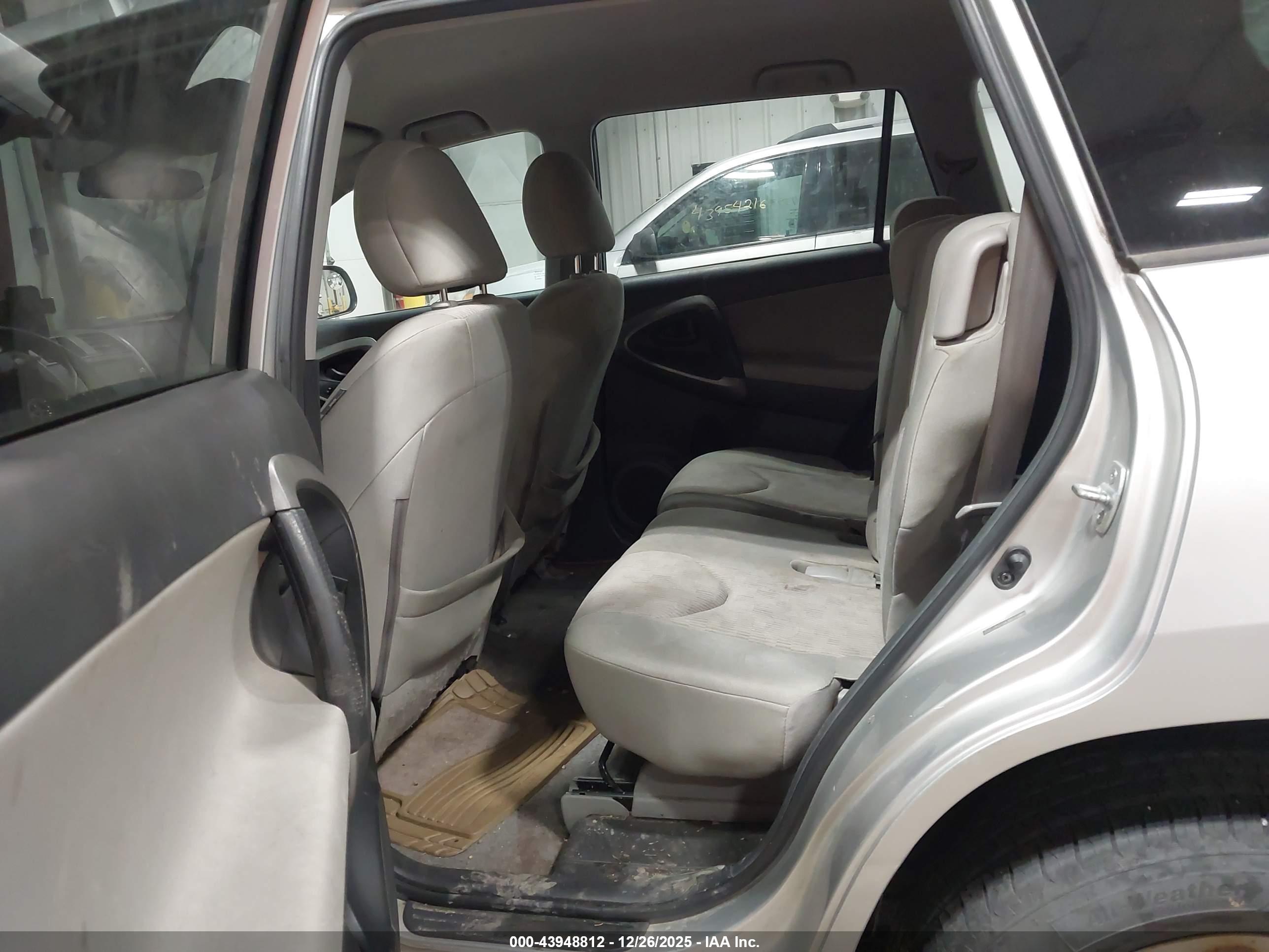 TOYOTA RAV4 image 8