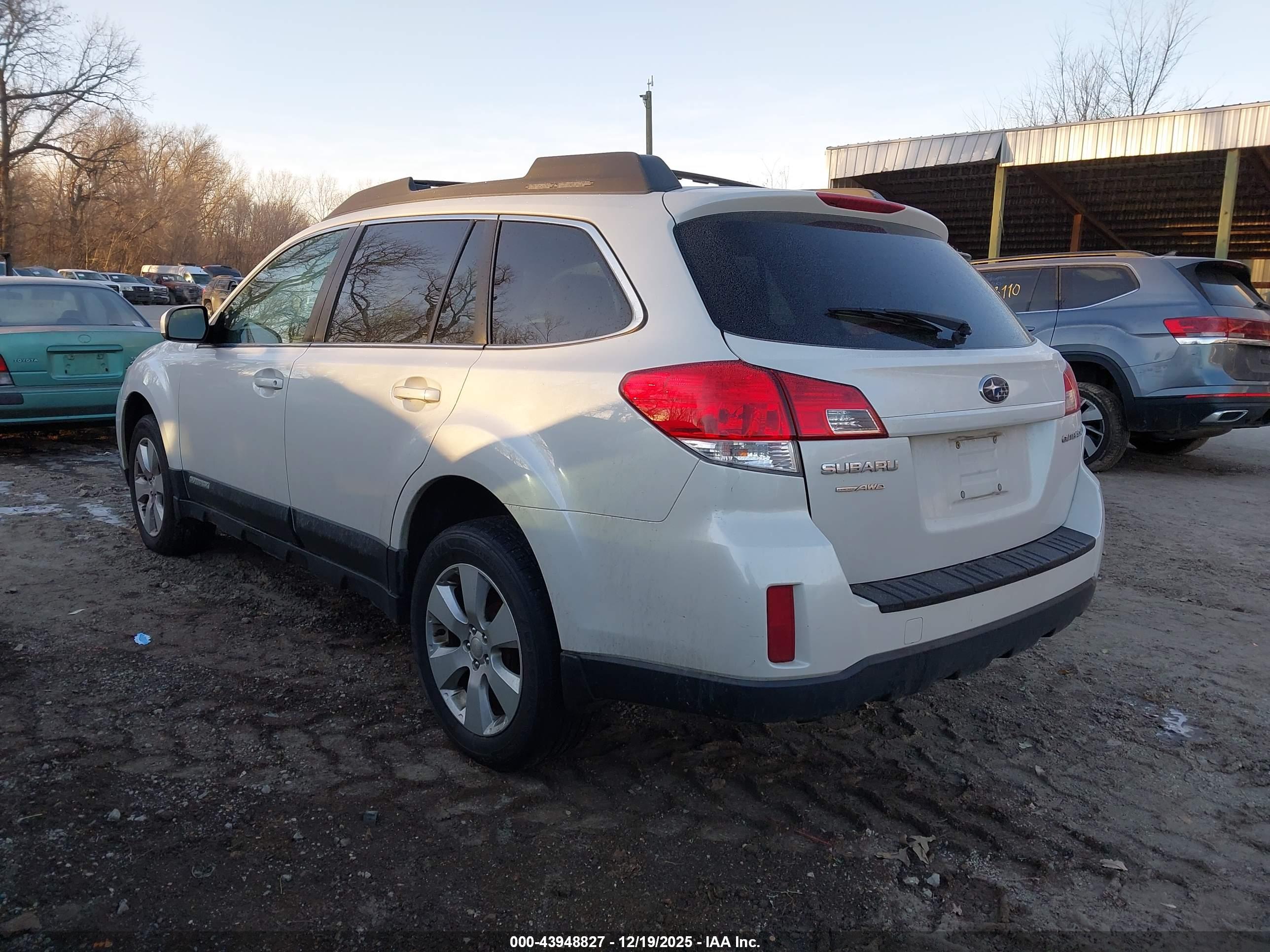 SUBARU OUTBACK image 3