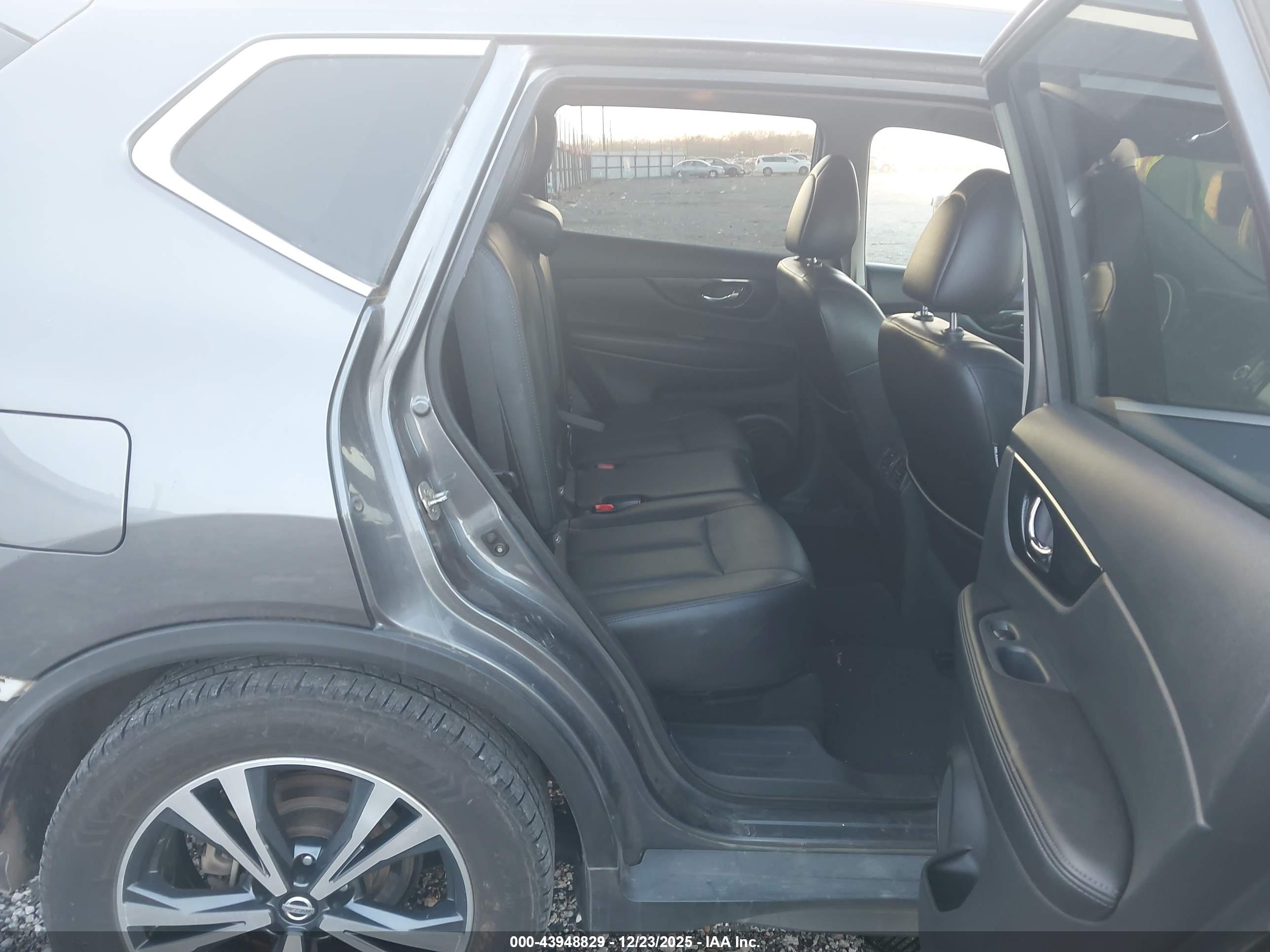 NISSAN ROGUE image 8