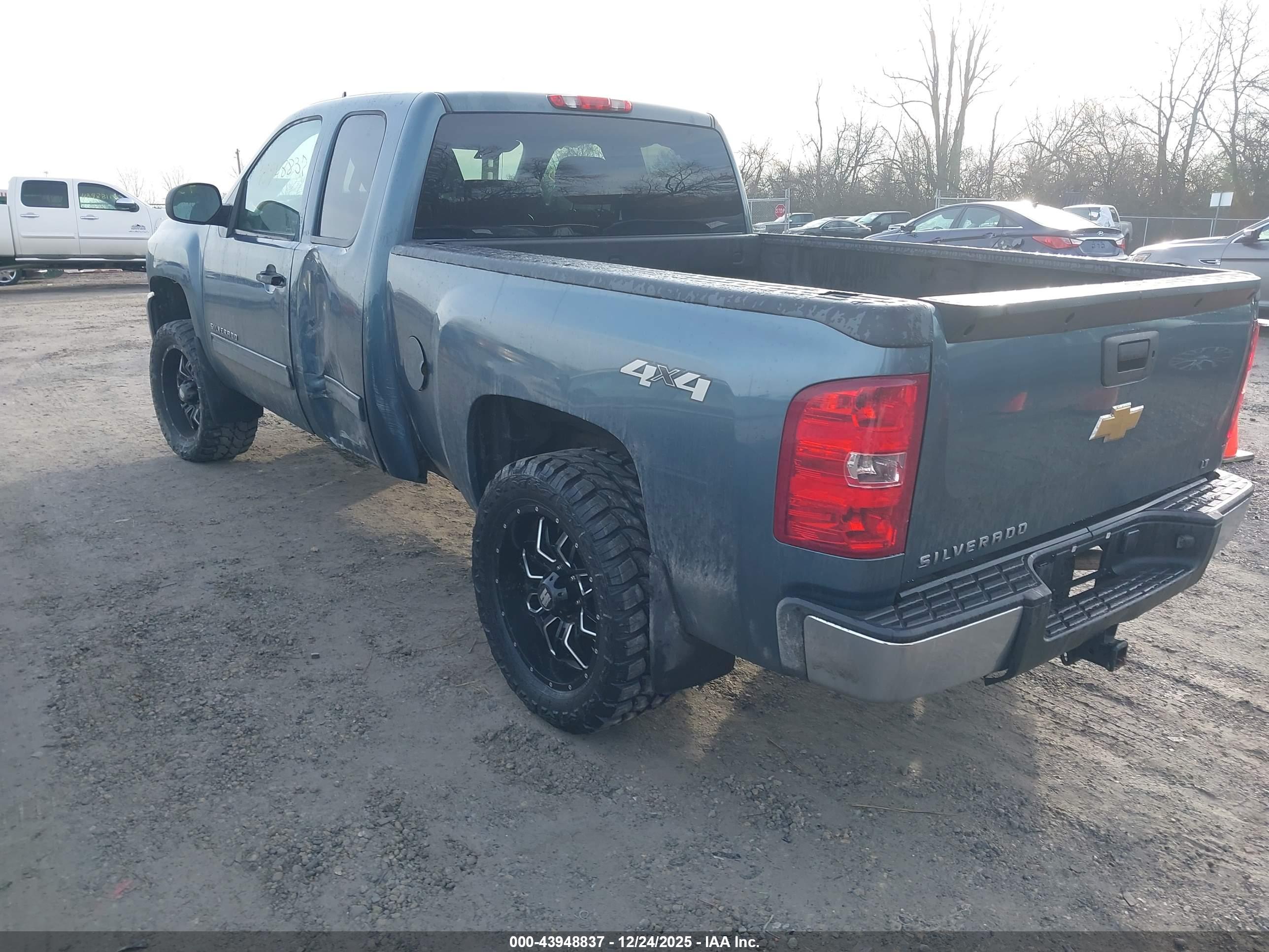 CHEVROLET SILVERADO image 3