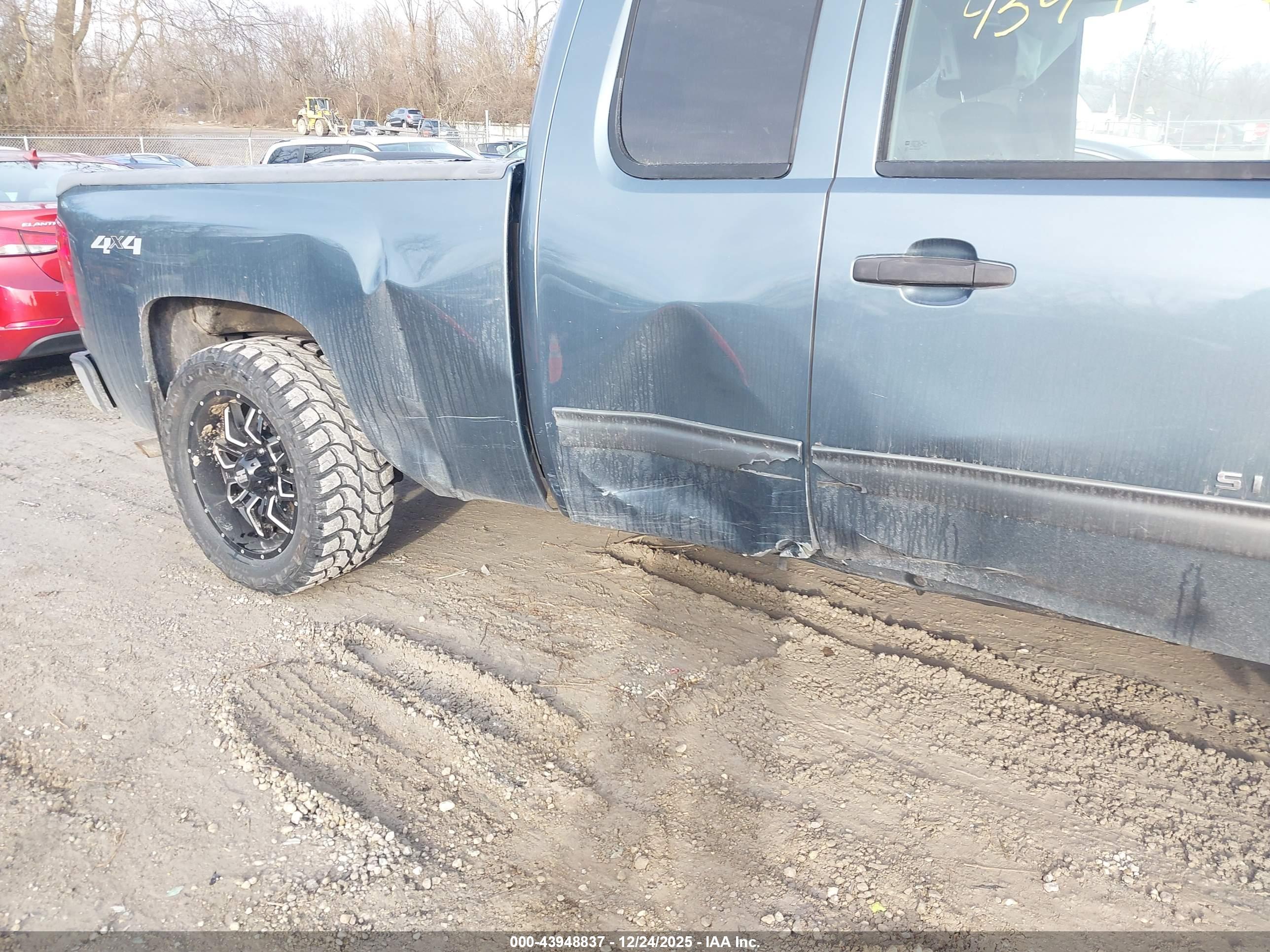 CHEVROLET SILVERADO image 6