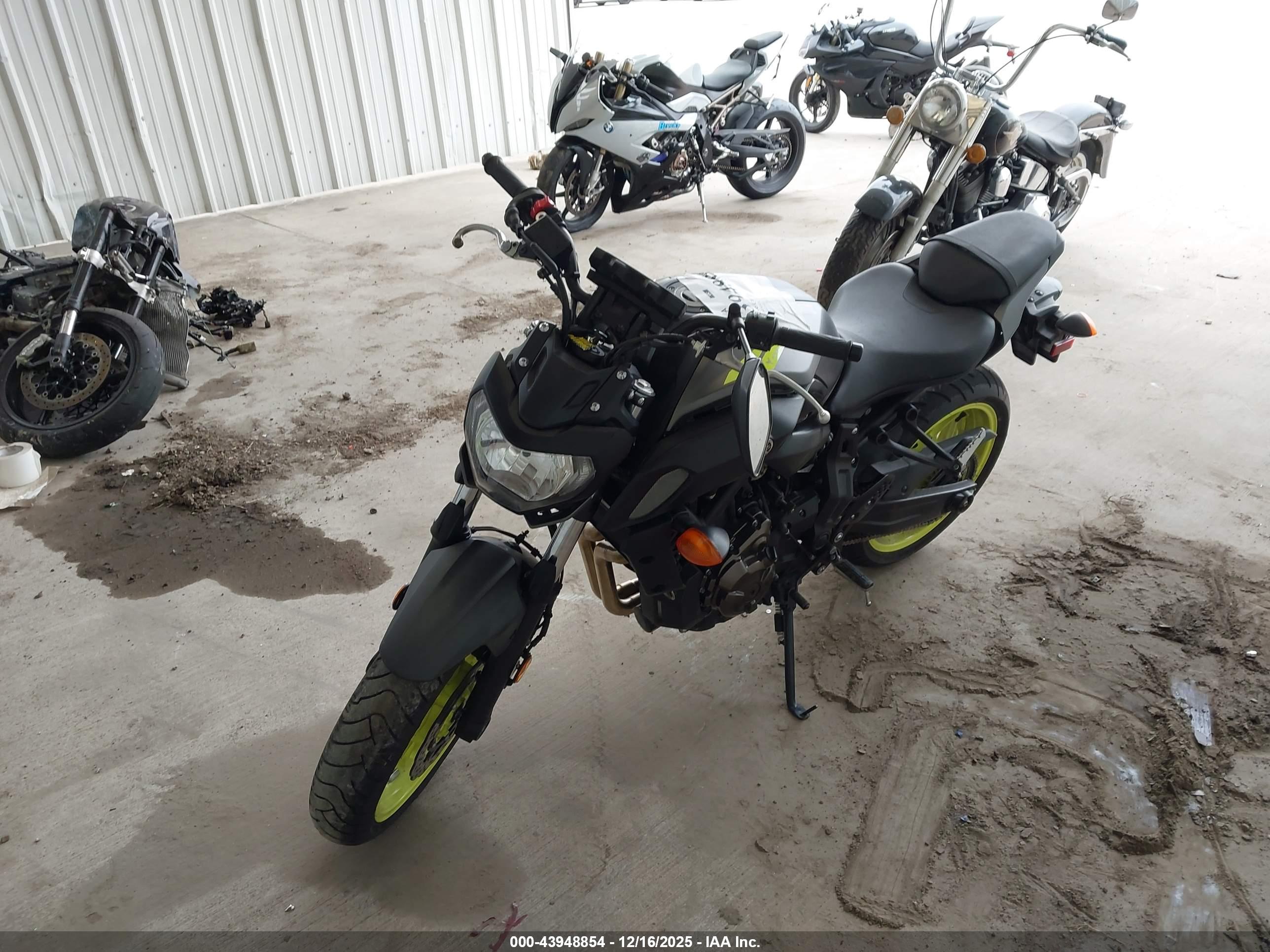 YAMAHA MT07 image 2