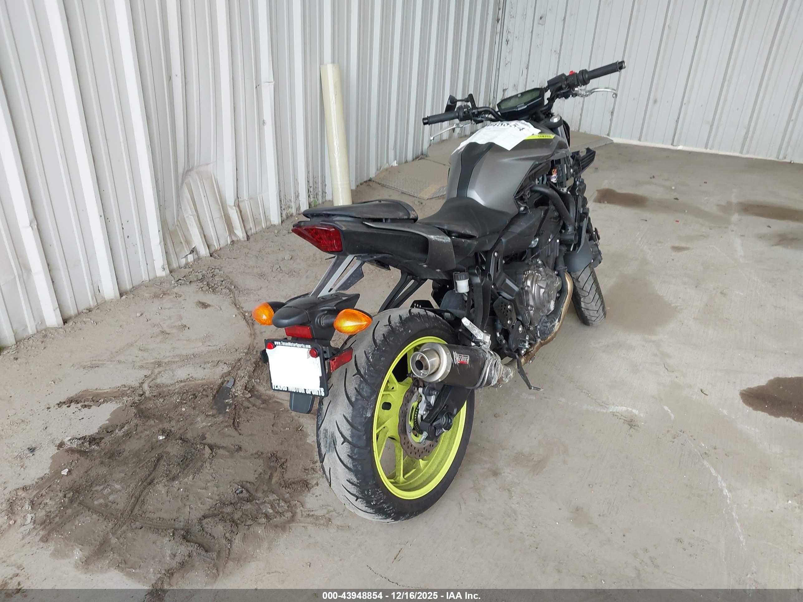 YAMAHA MT07 image 4