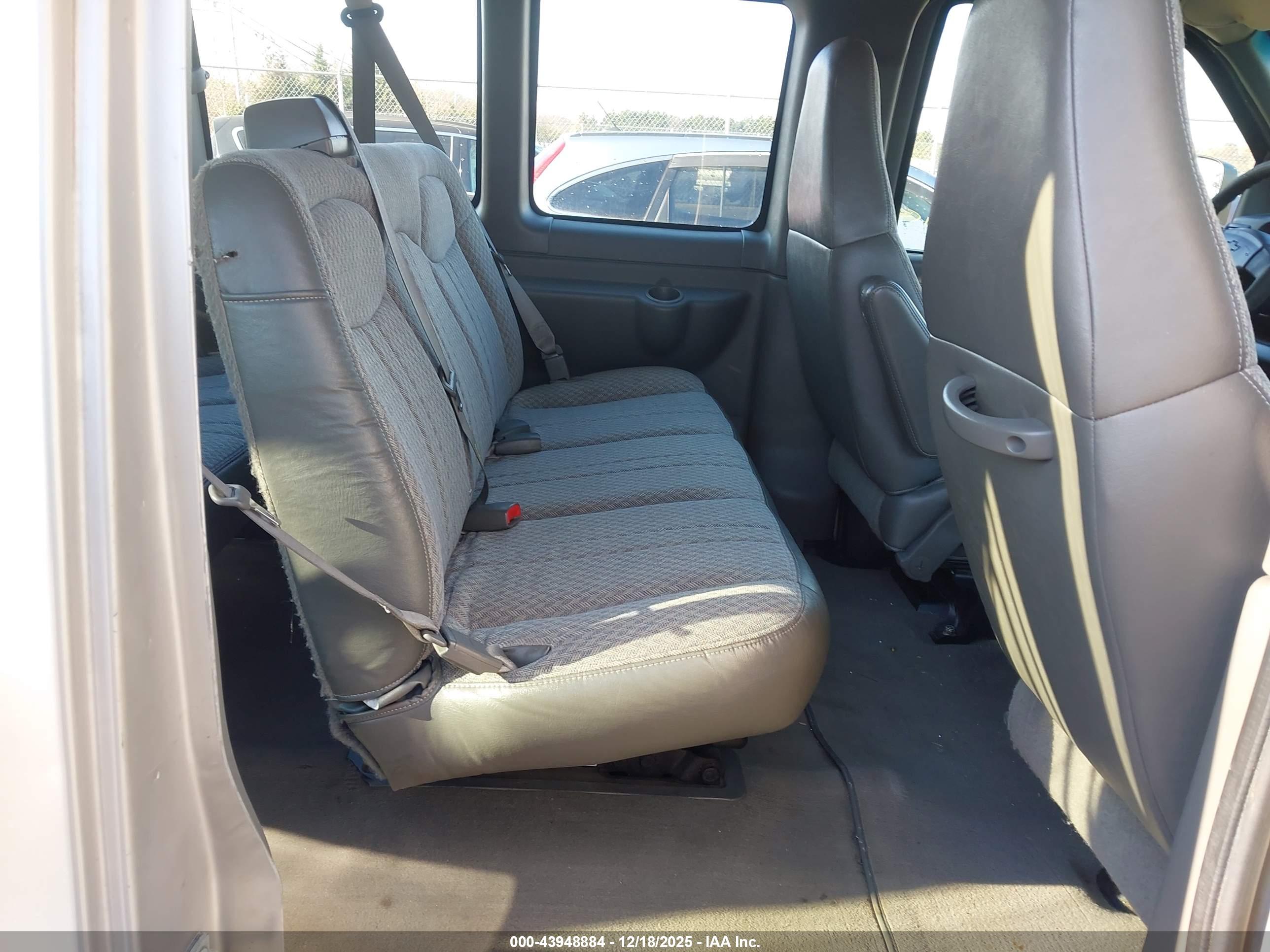 CHEVROLET EXPRESS image 8