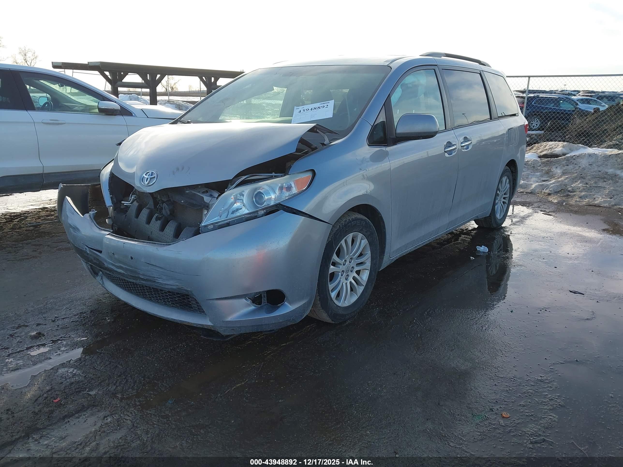 TOYOTA SIENNA image 2