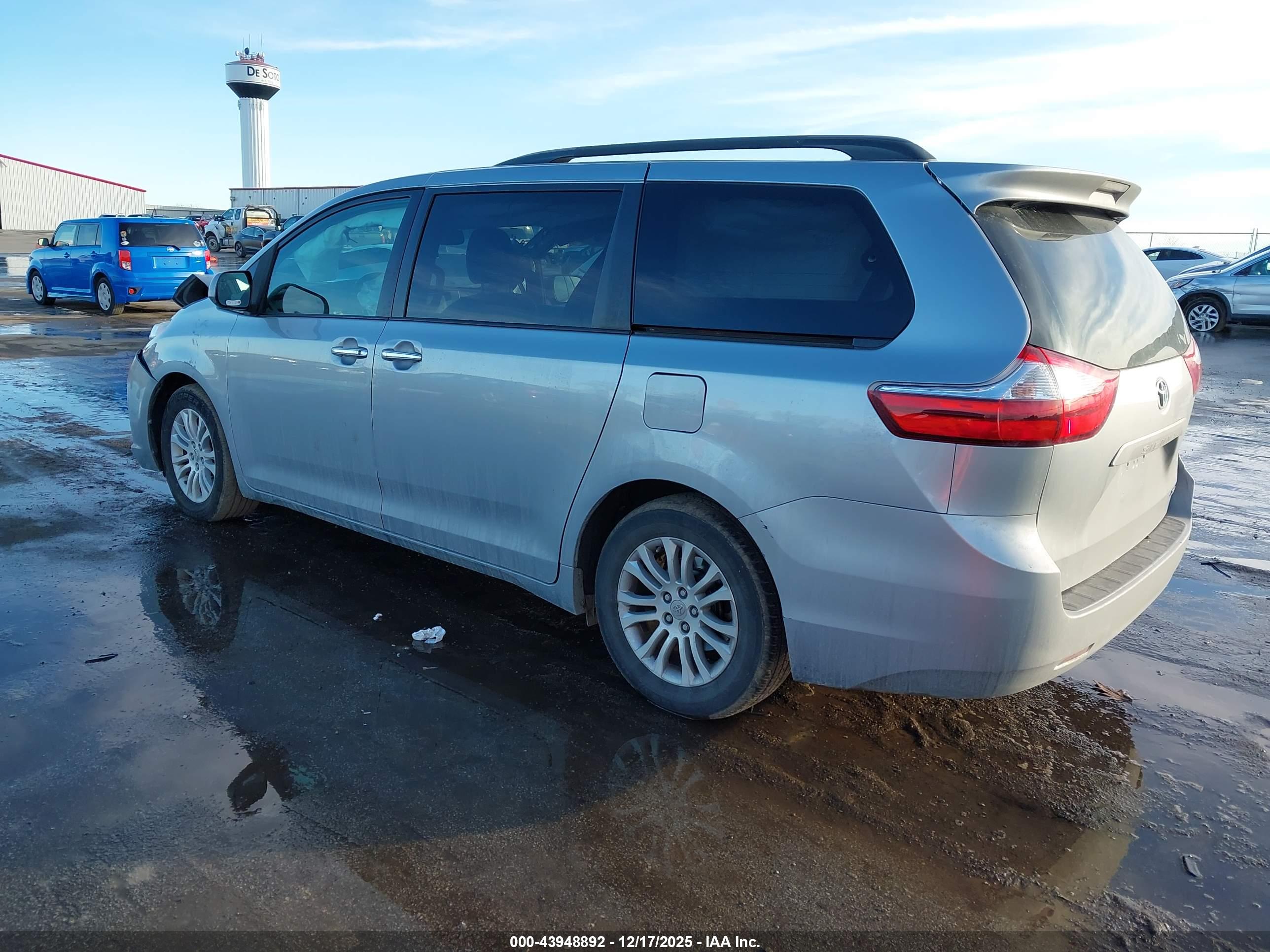 TOYOTA SIENNA image 3