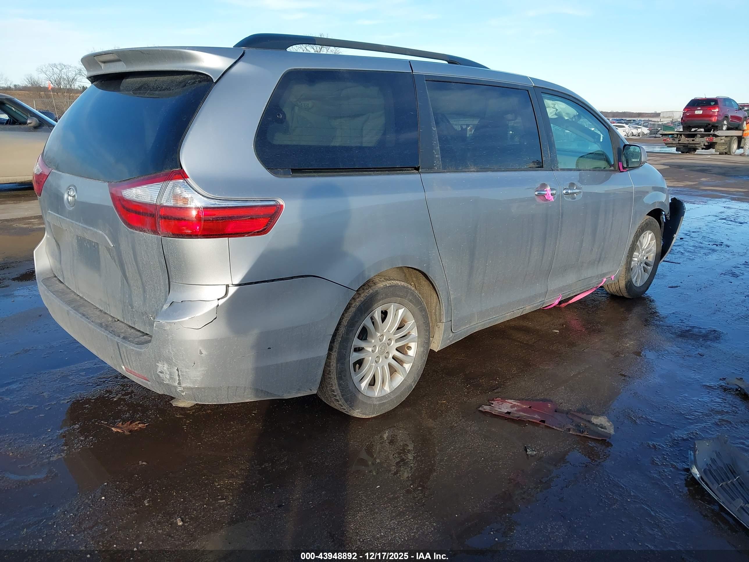 TOYOTA SIENNA image 4