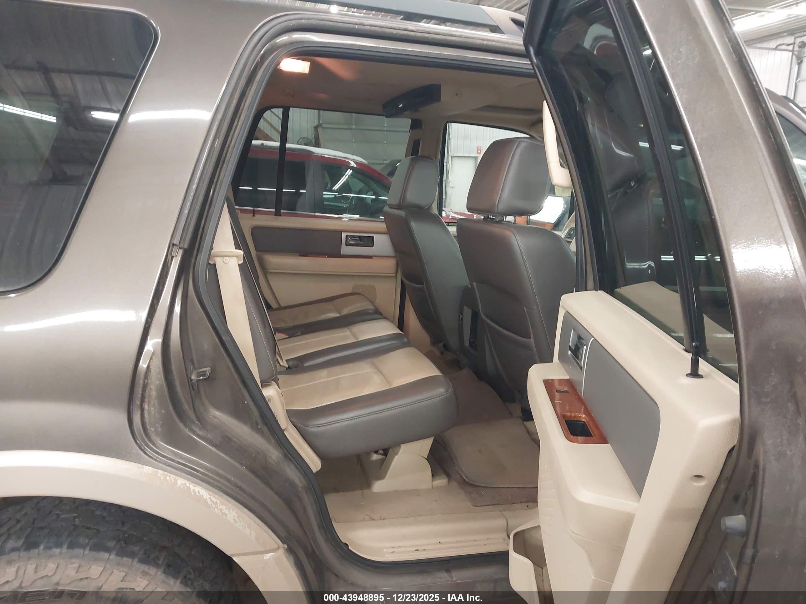 FORD EXPEDITION image 8