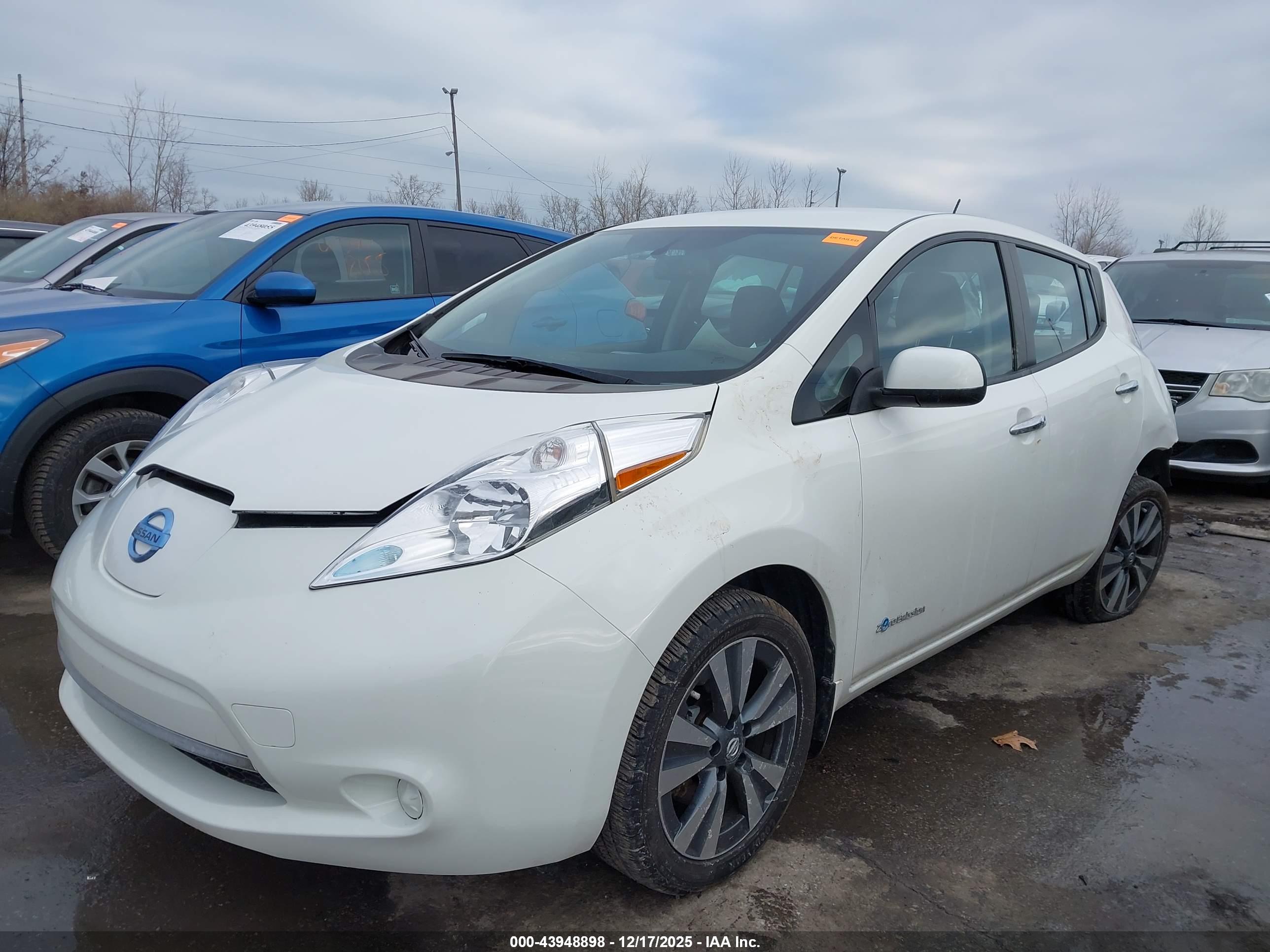 NISSAN LEAF image 2