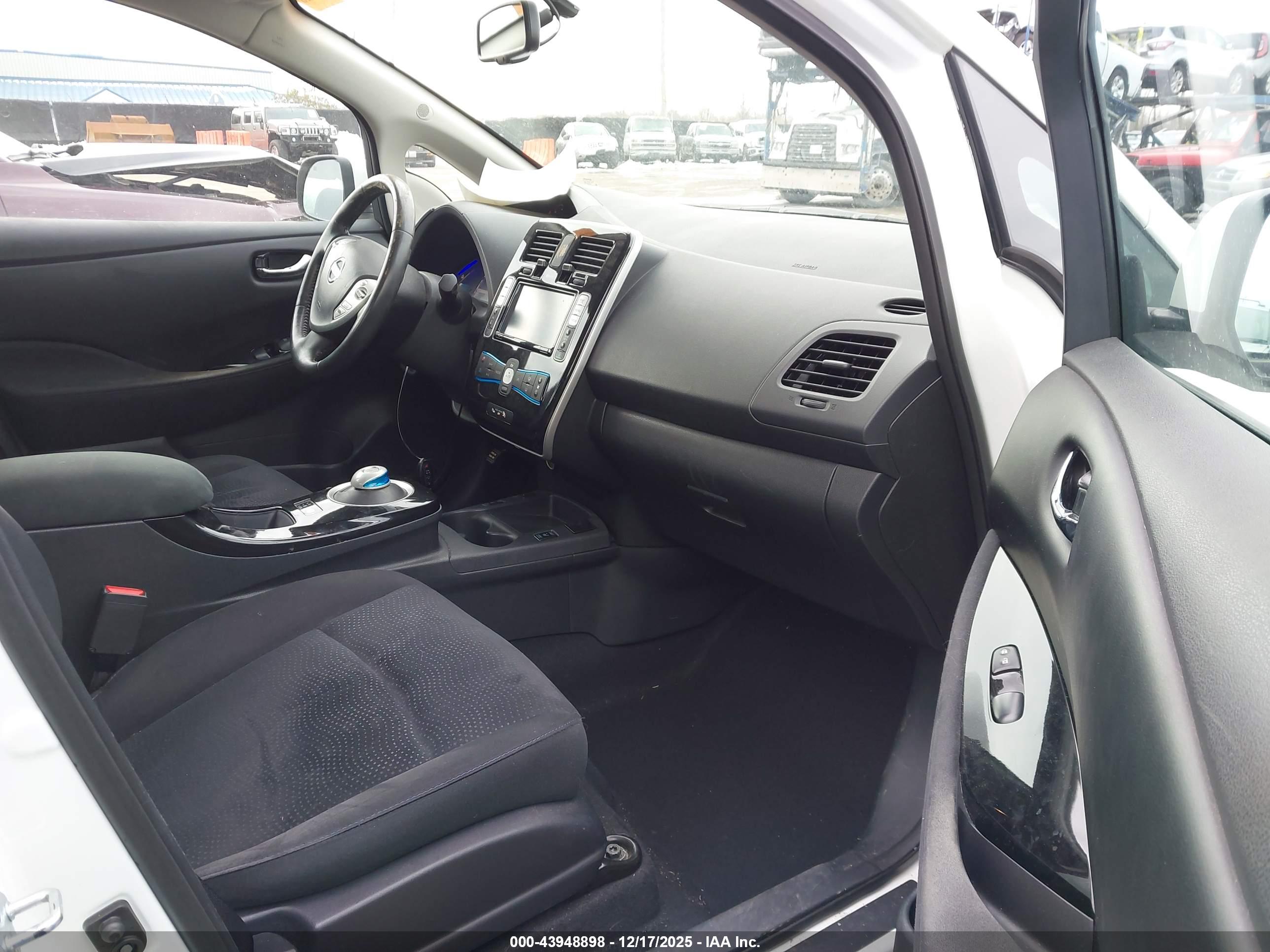 NISSAN LEAF image 5