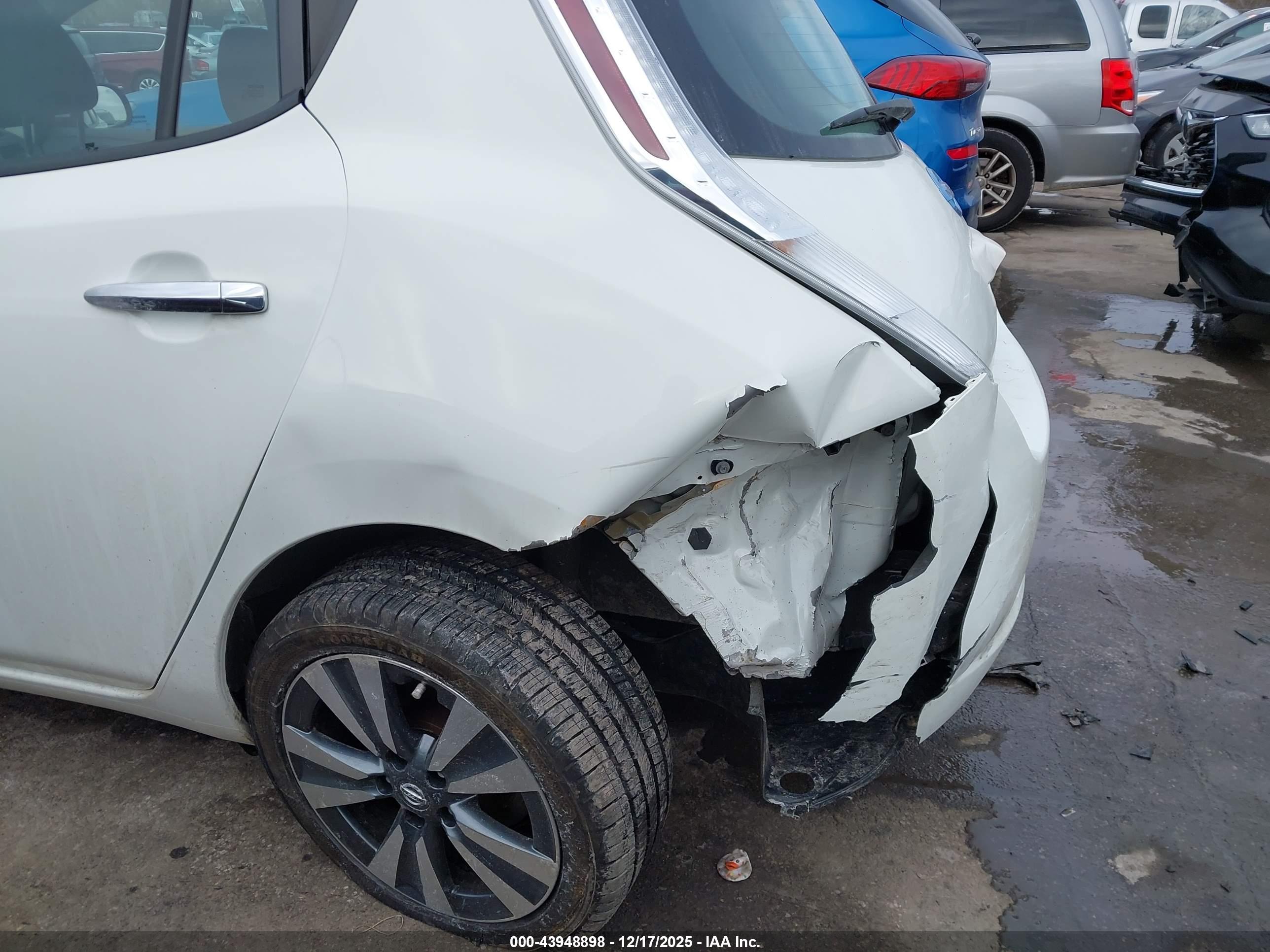 NISSAN LEAF image 6