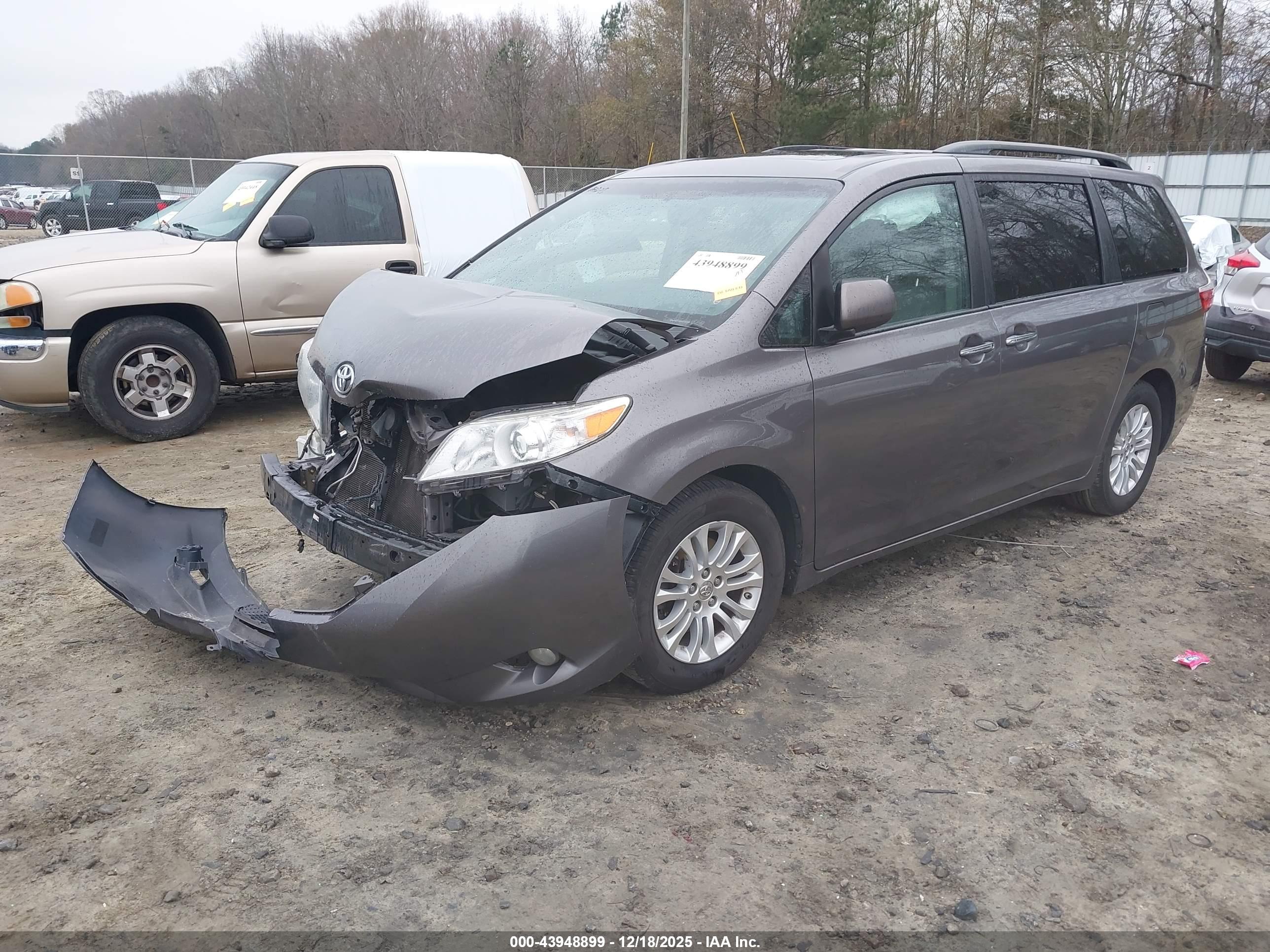TOYOTA SIENNA image 2