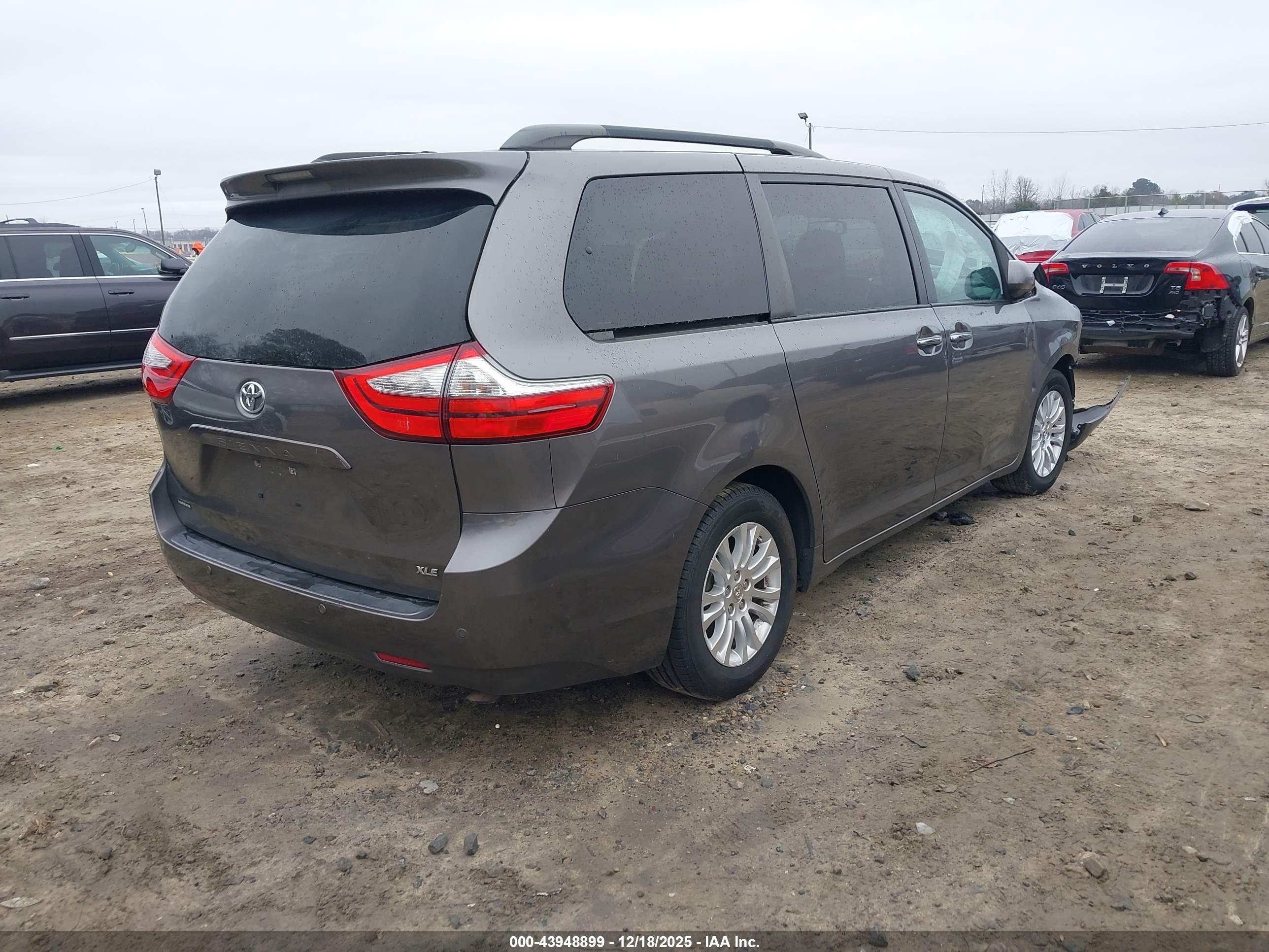 TOYOTA SIENNA image 4