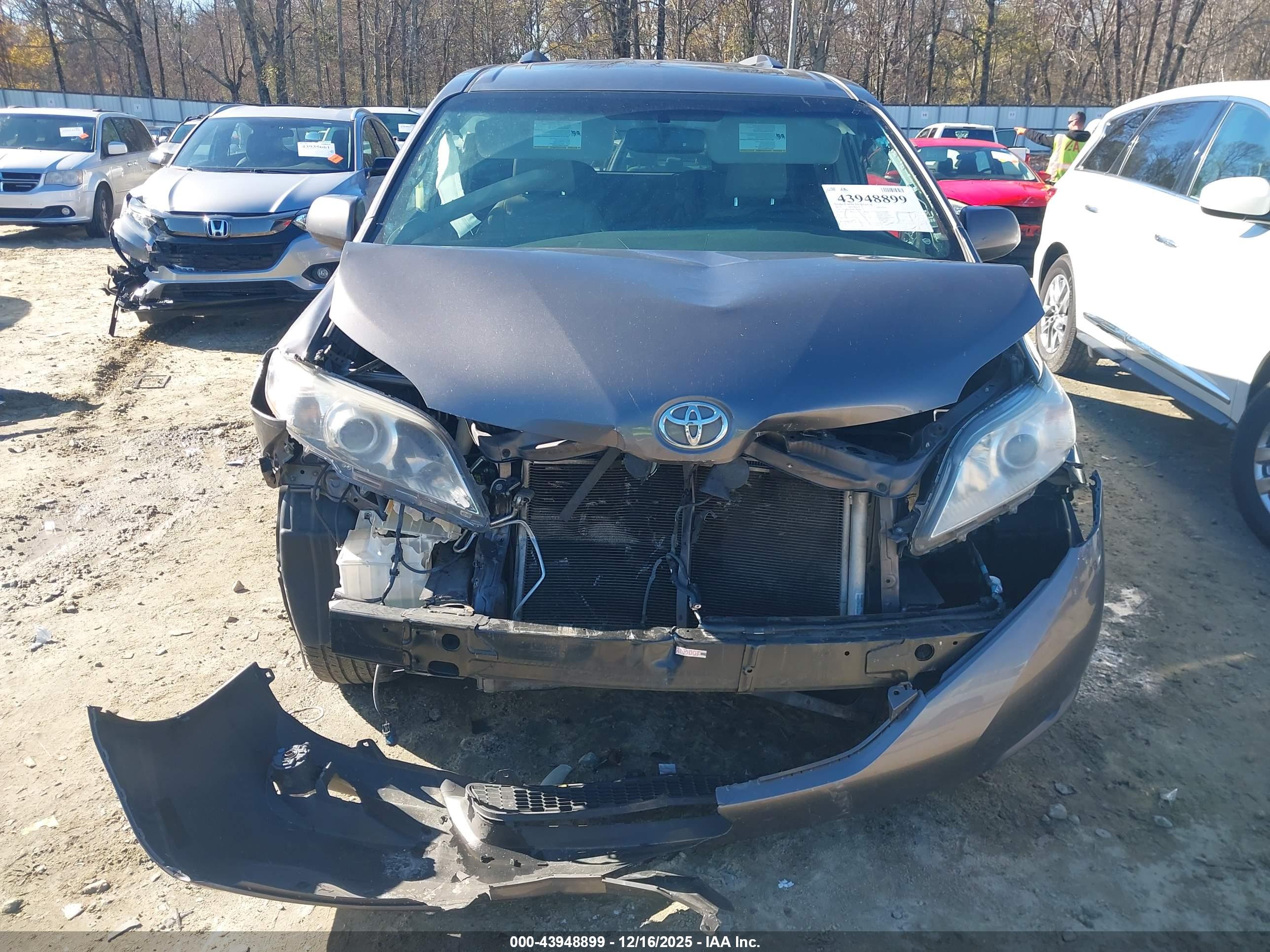 TOYOTA SIENNA image 6