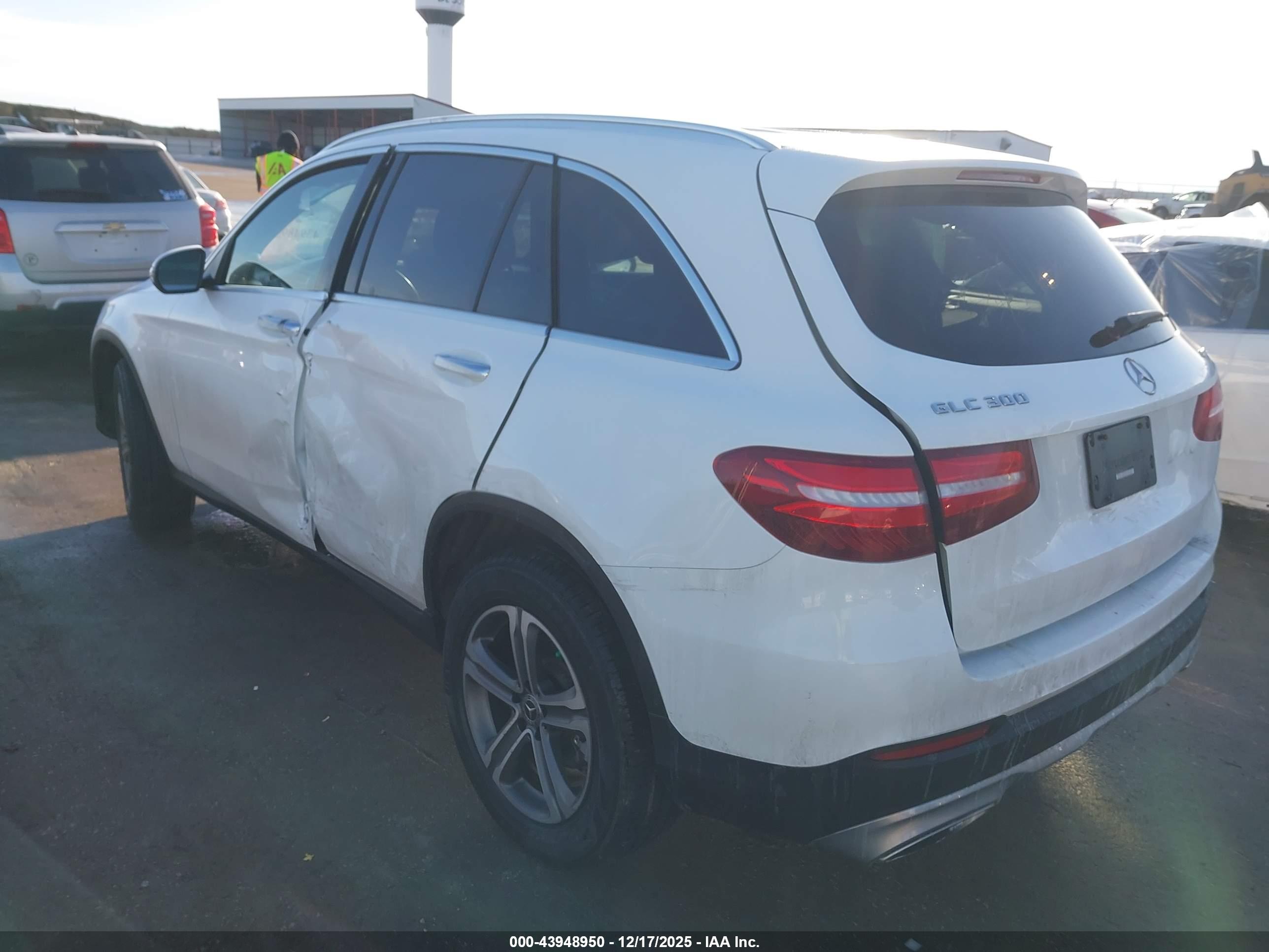 MERCEDES-BENZ GLC image 3