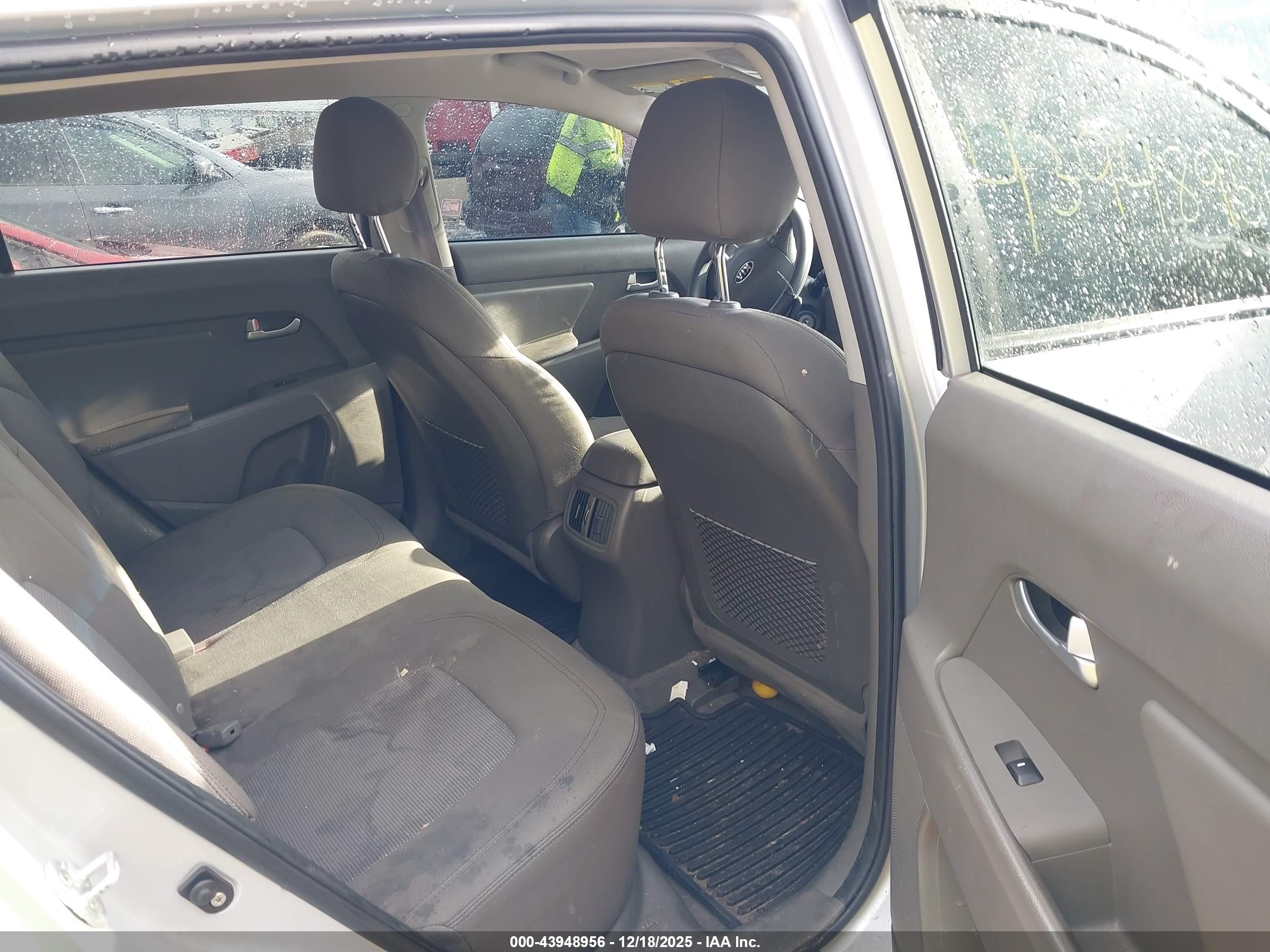 KIA SPORTAGE image 8
