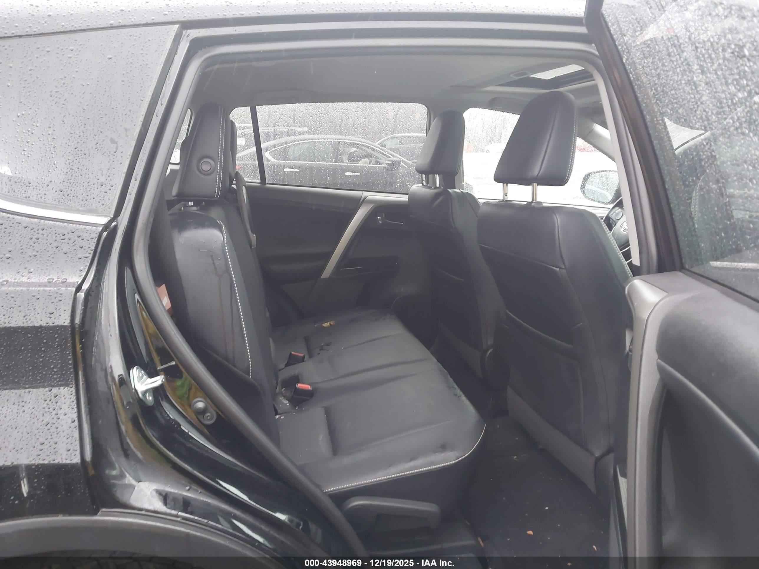 TOYOTA RAV4 image 8
