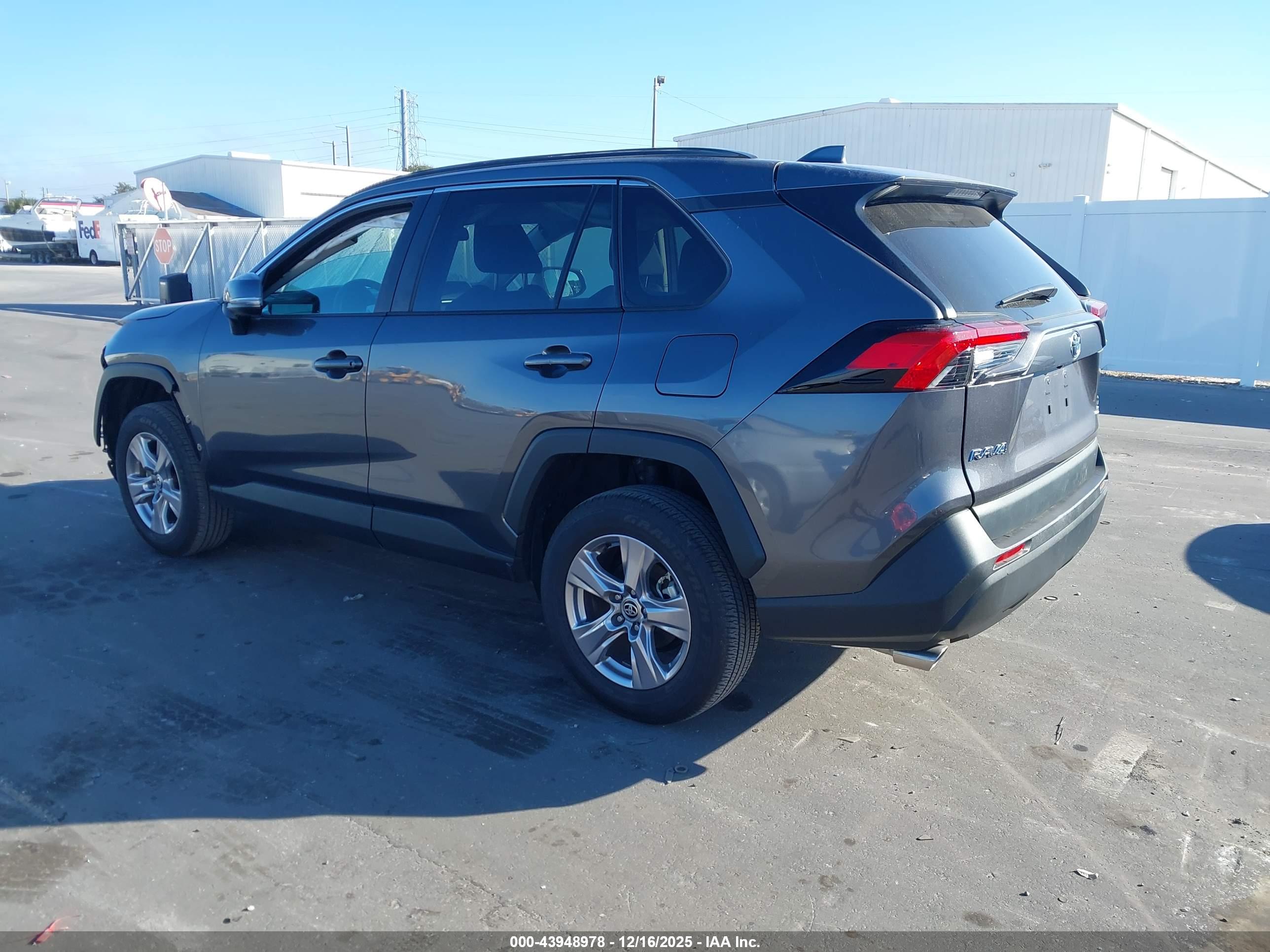 TOYOTA RAV4 image 3