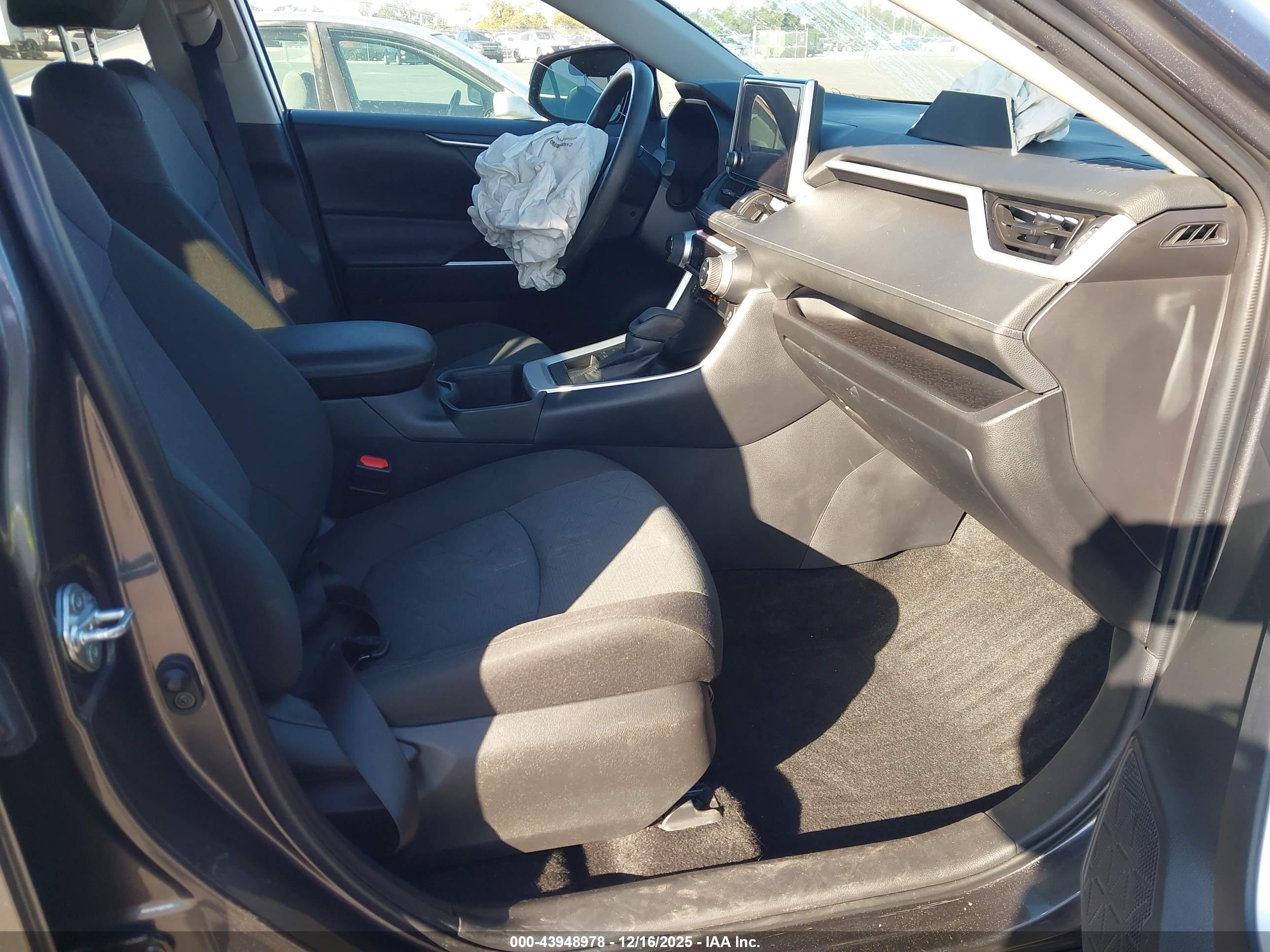 TOYOTA RAV4 image 5