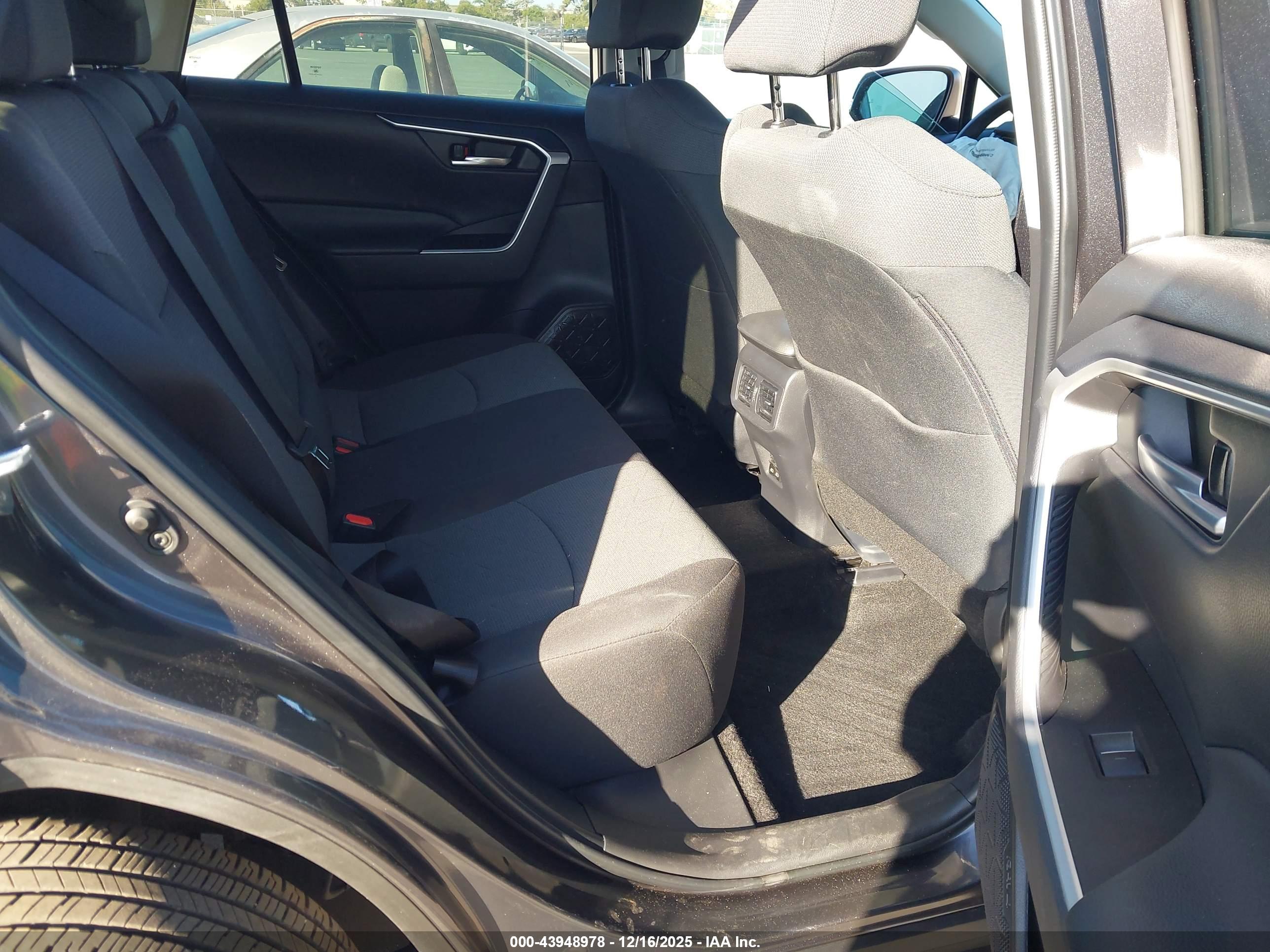 TOYOTA RAV4 image 8