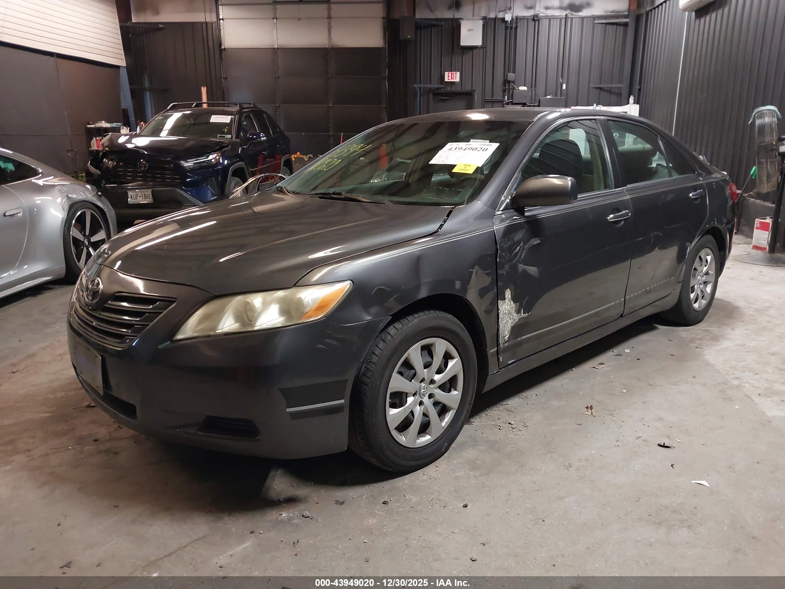 TOYOTA CAMRY image 2