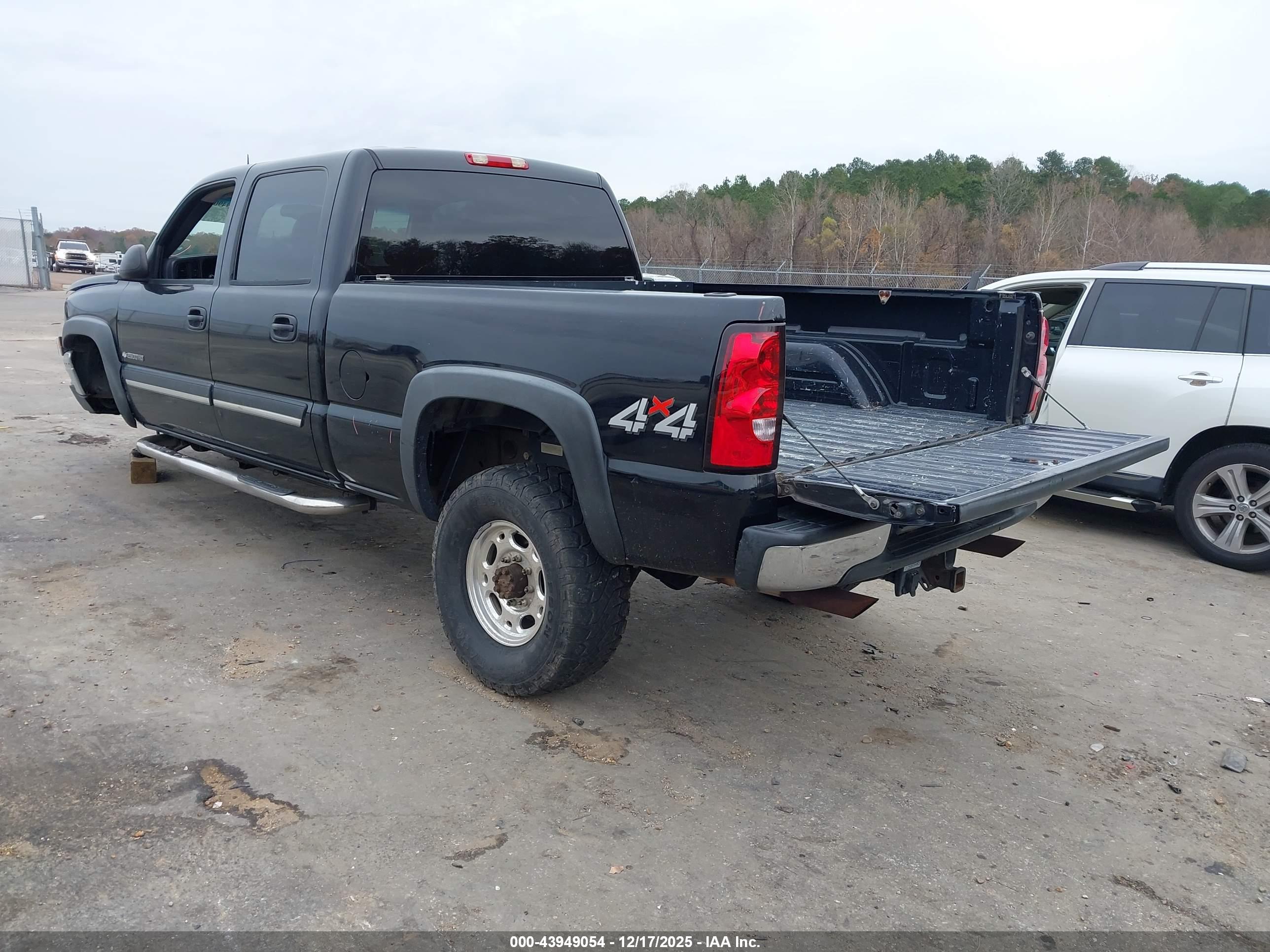 CHEVROLET SILVERADO image 3