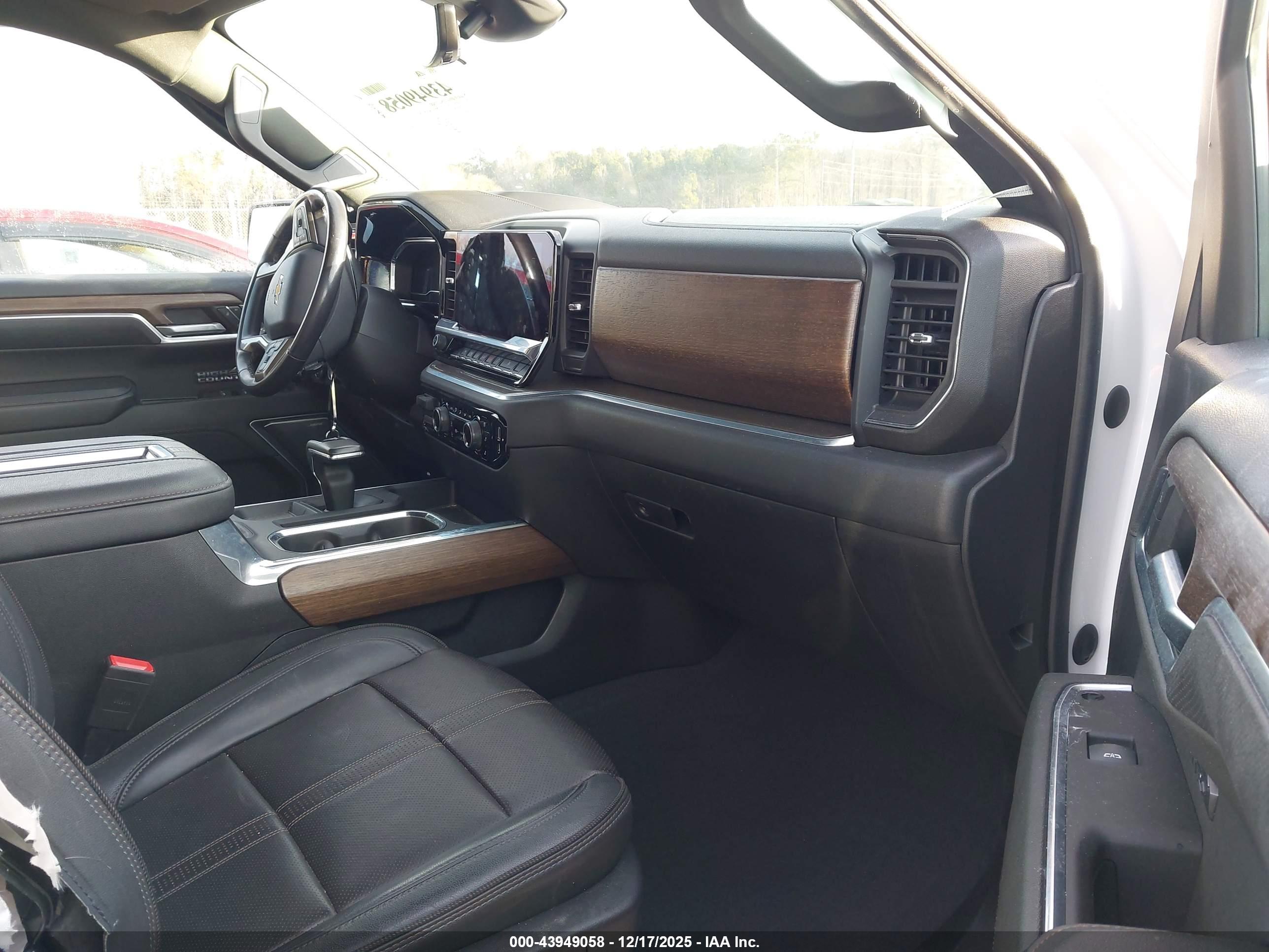 CHEVROLET SILVERADO image 5