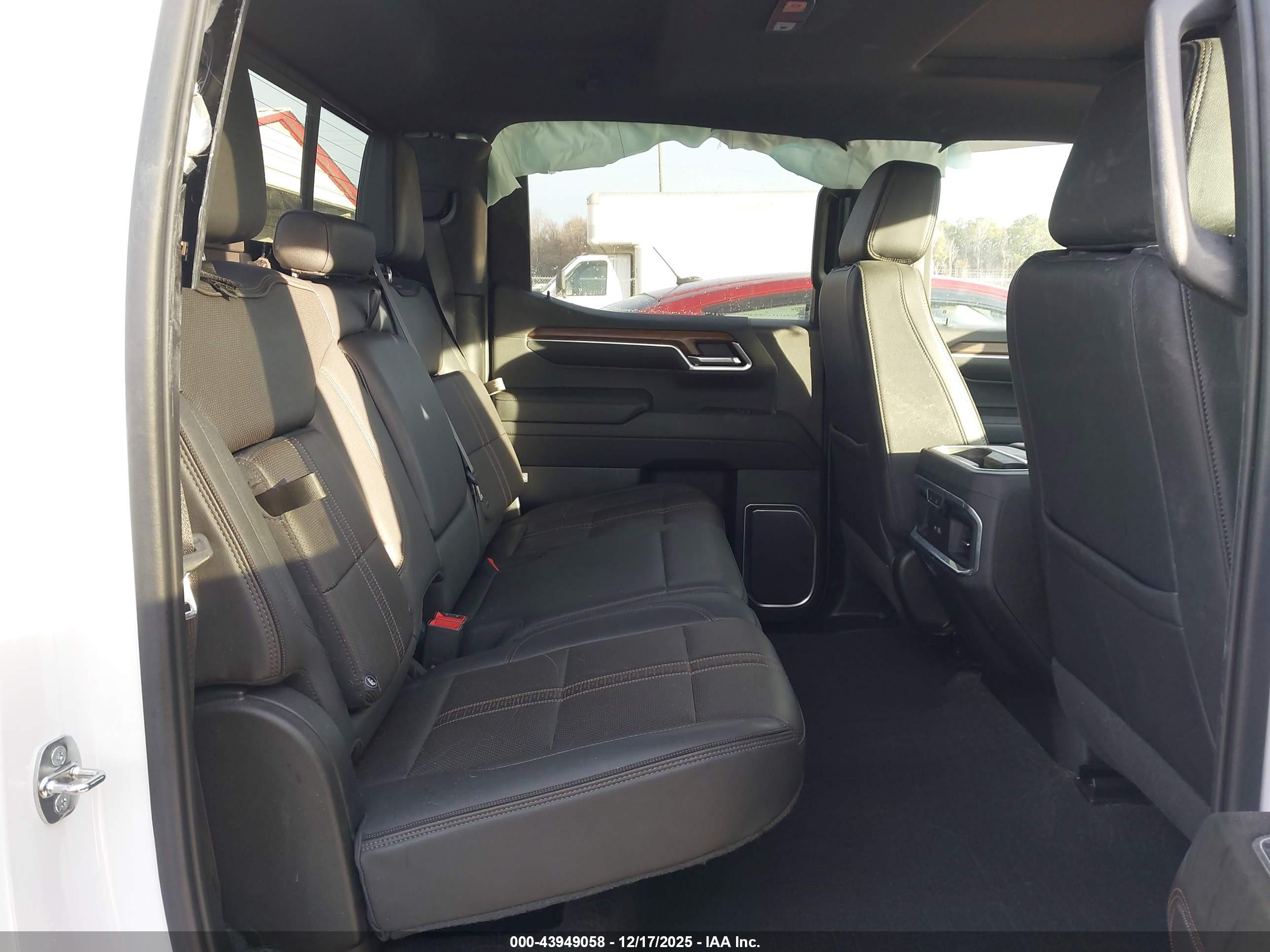CHEVROLET SILVERADO image 8
