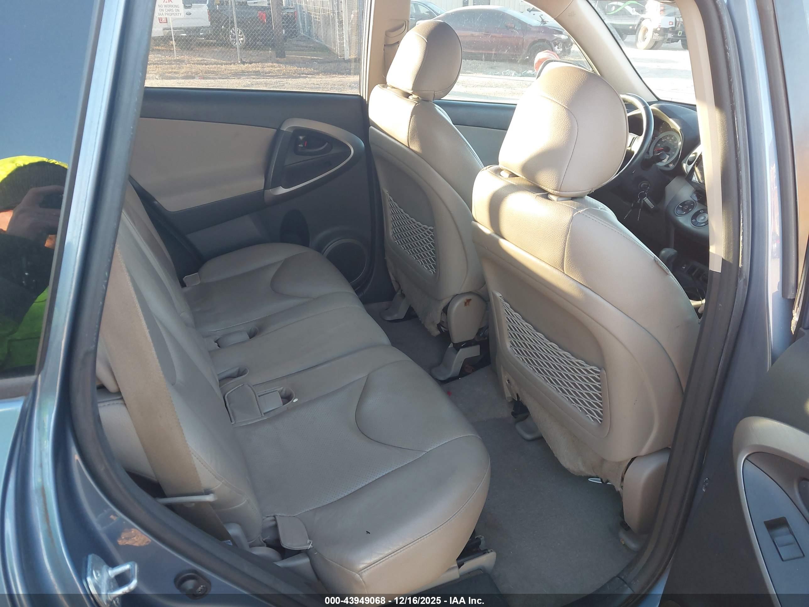 TOYOTA RAV4 image 8