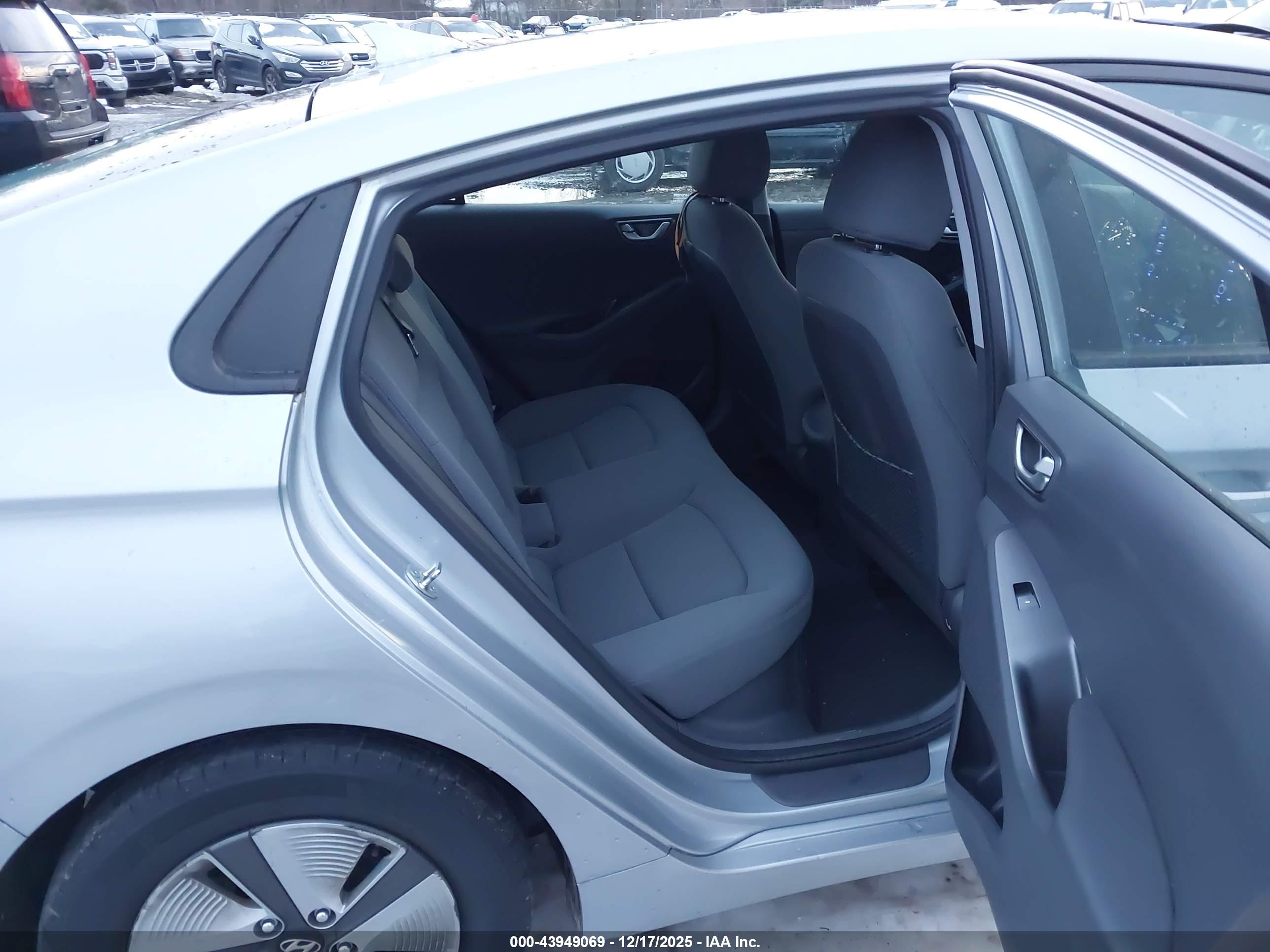 HYUNDAI IONIQ image 8