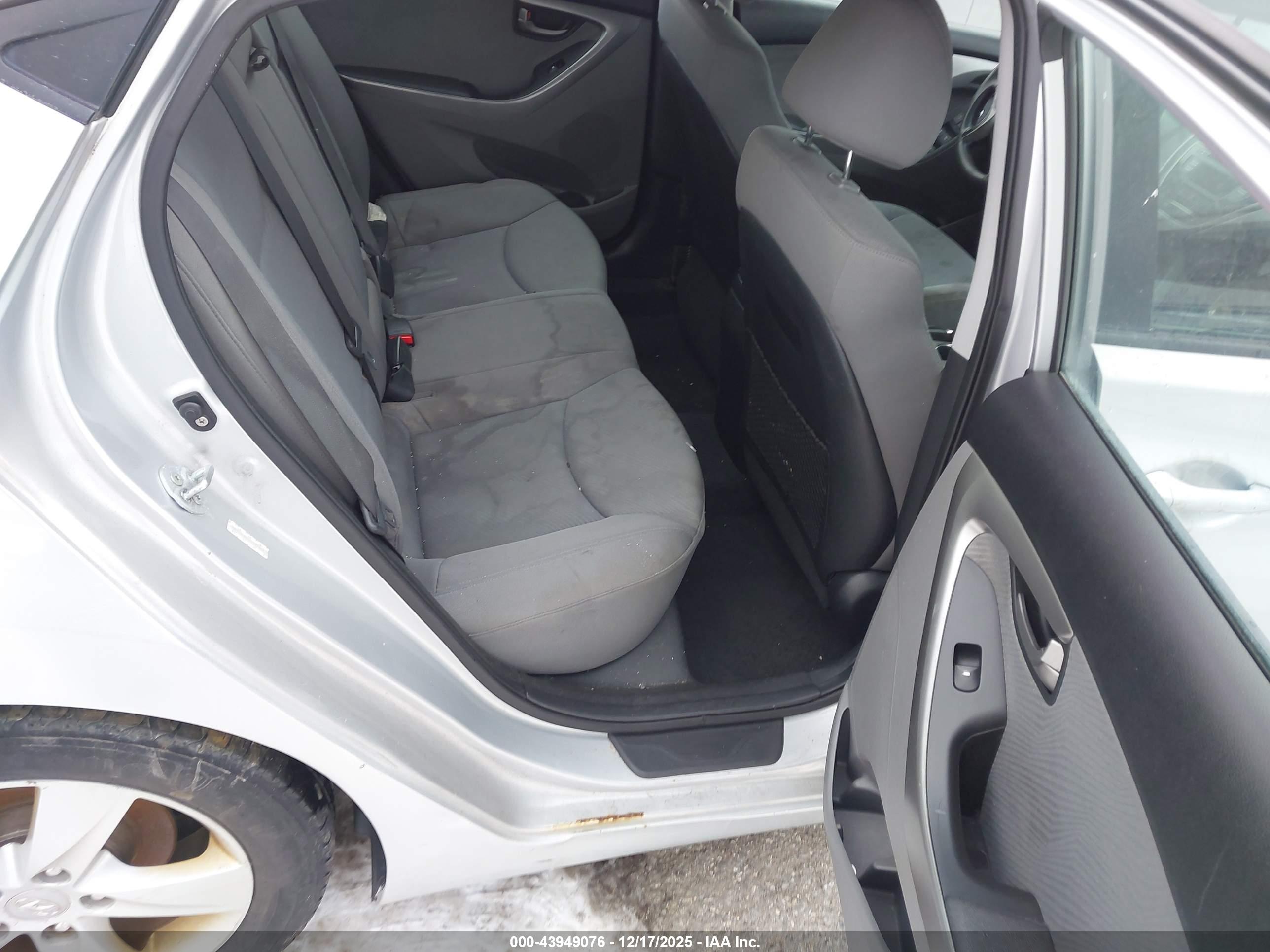HYUNDAI ELANTRA image 8