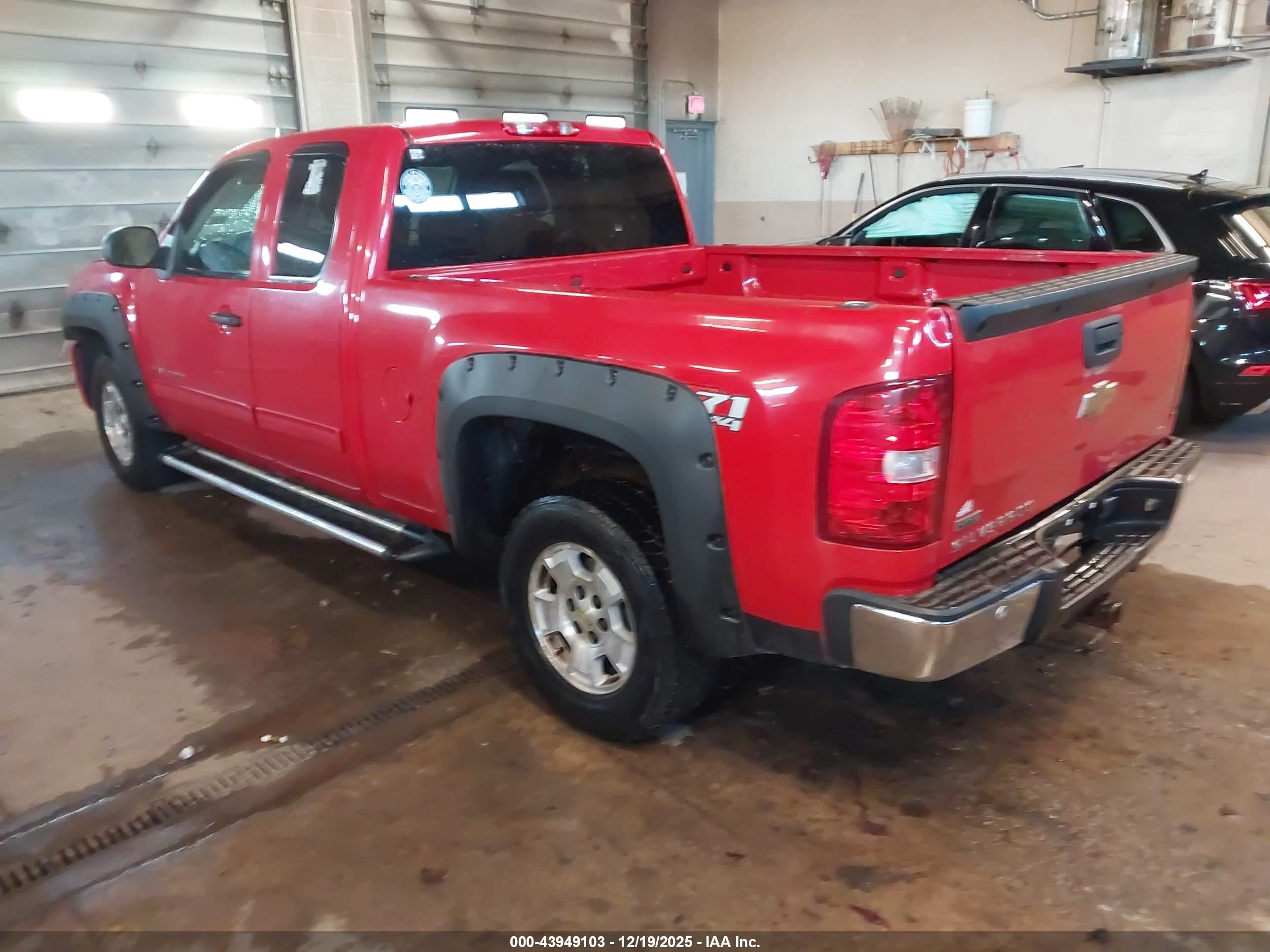 CHEVROLET SILVERADO image 3