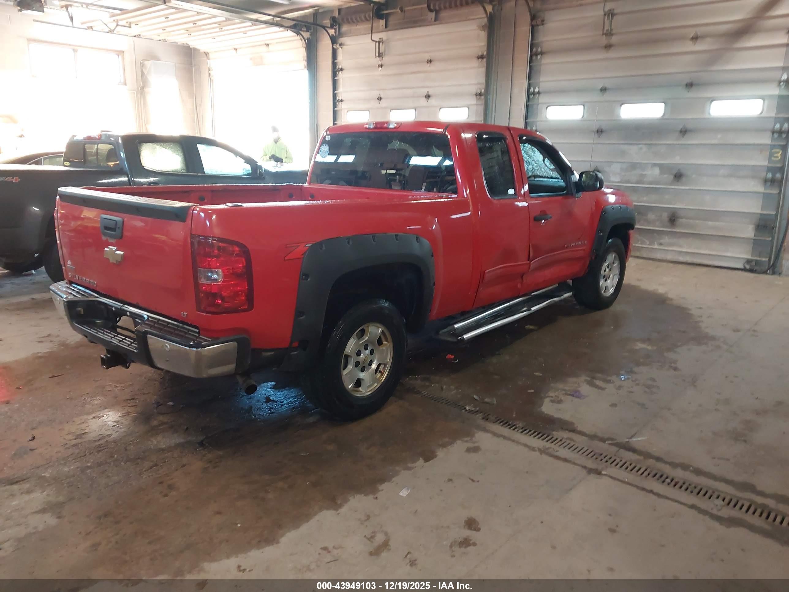 CHEVROLET SILVERADO image 4