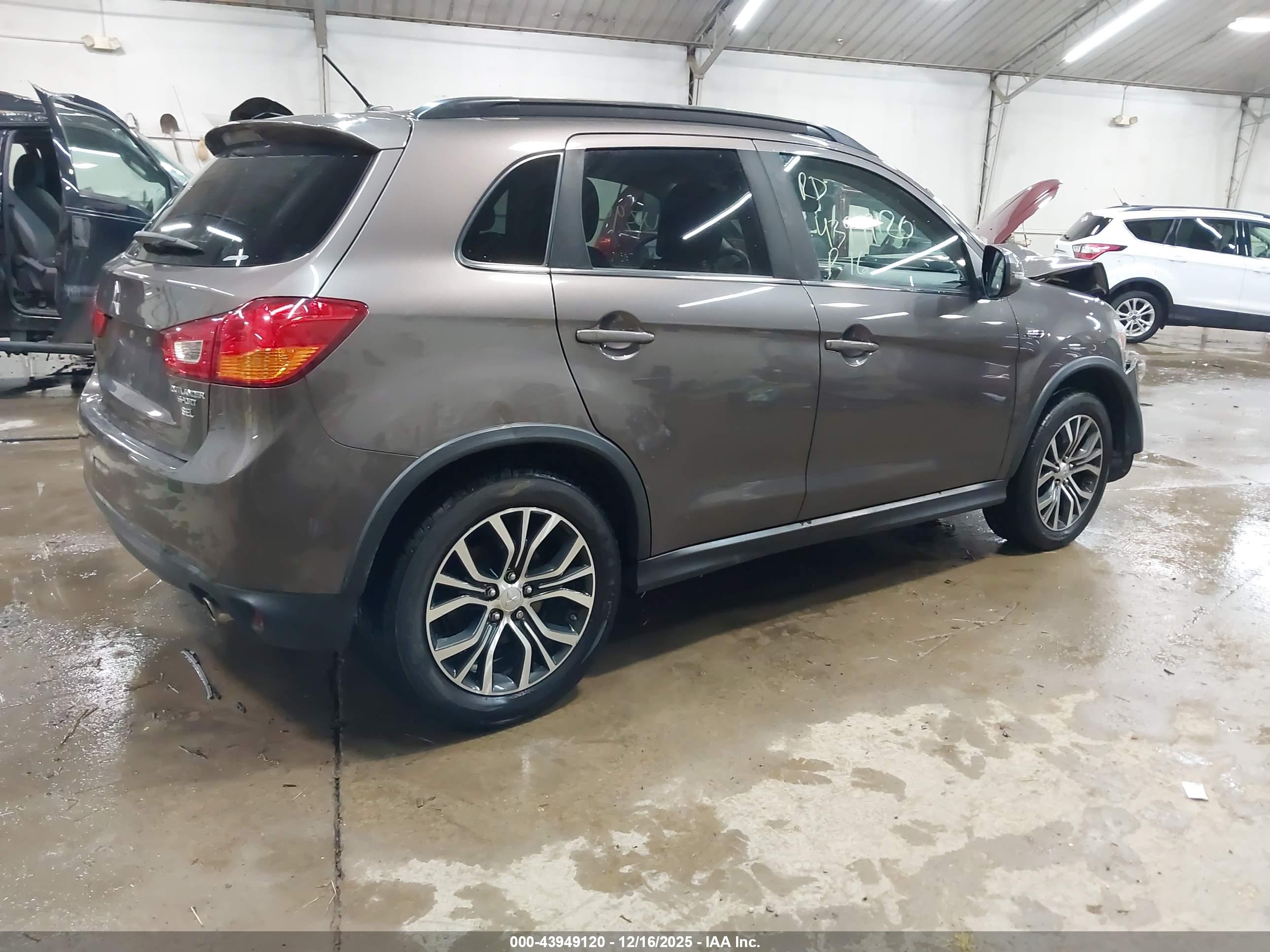 MITSUBISHI OUTLANDER image 4
