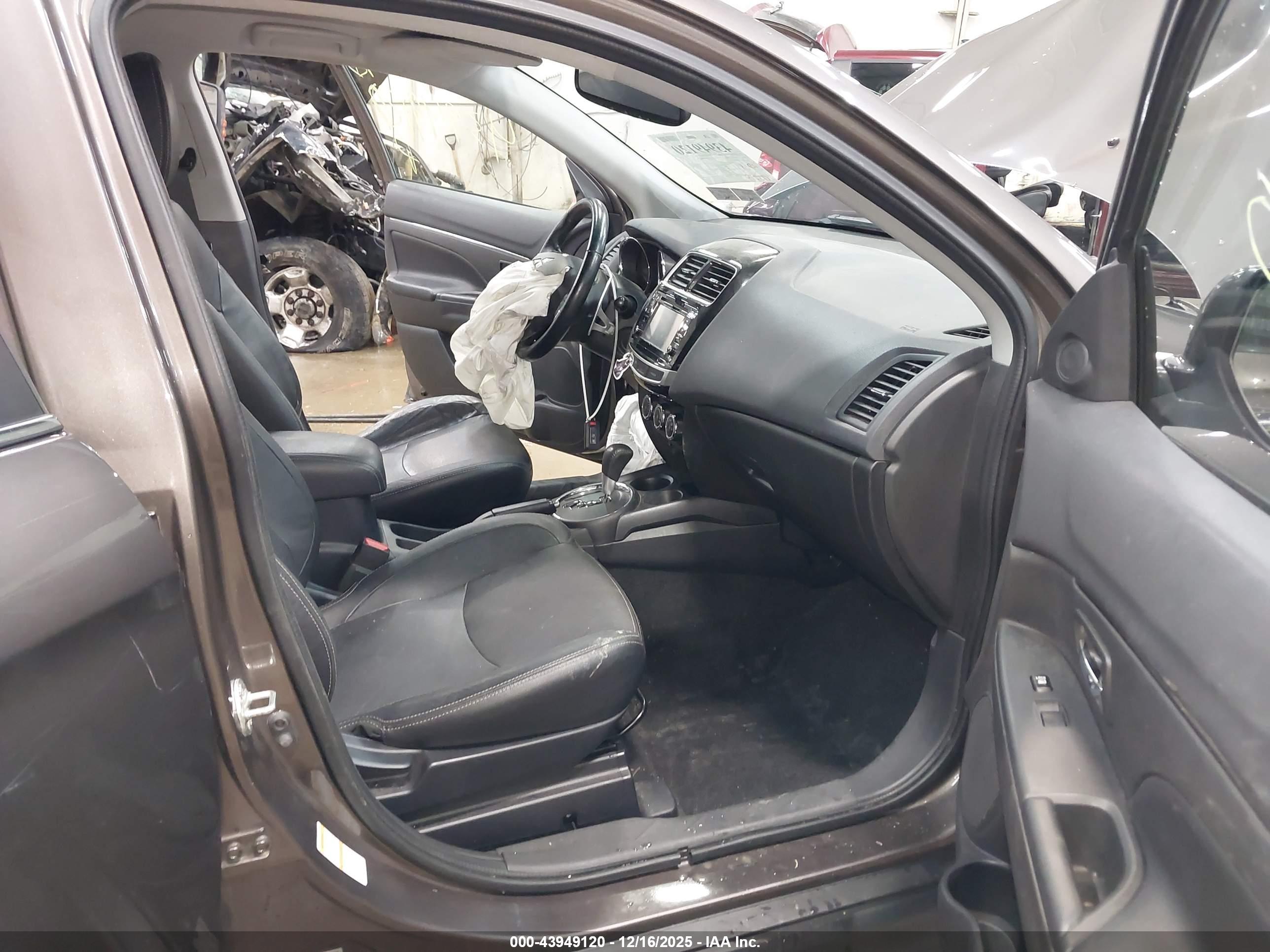 MITSUBISHI OUTLANDER image 5